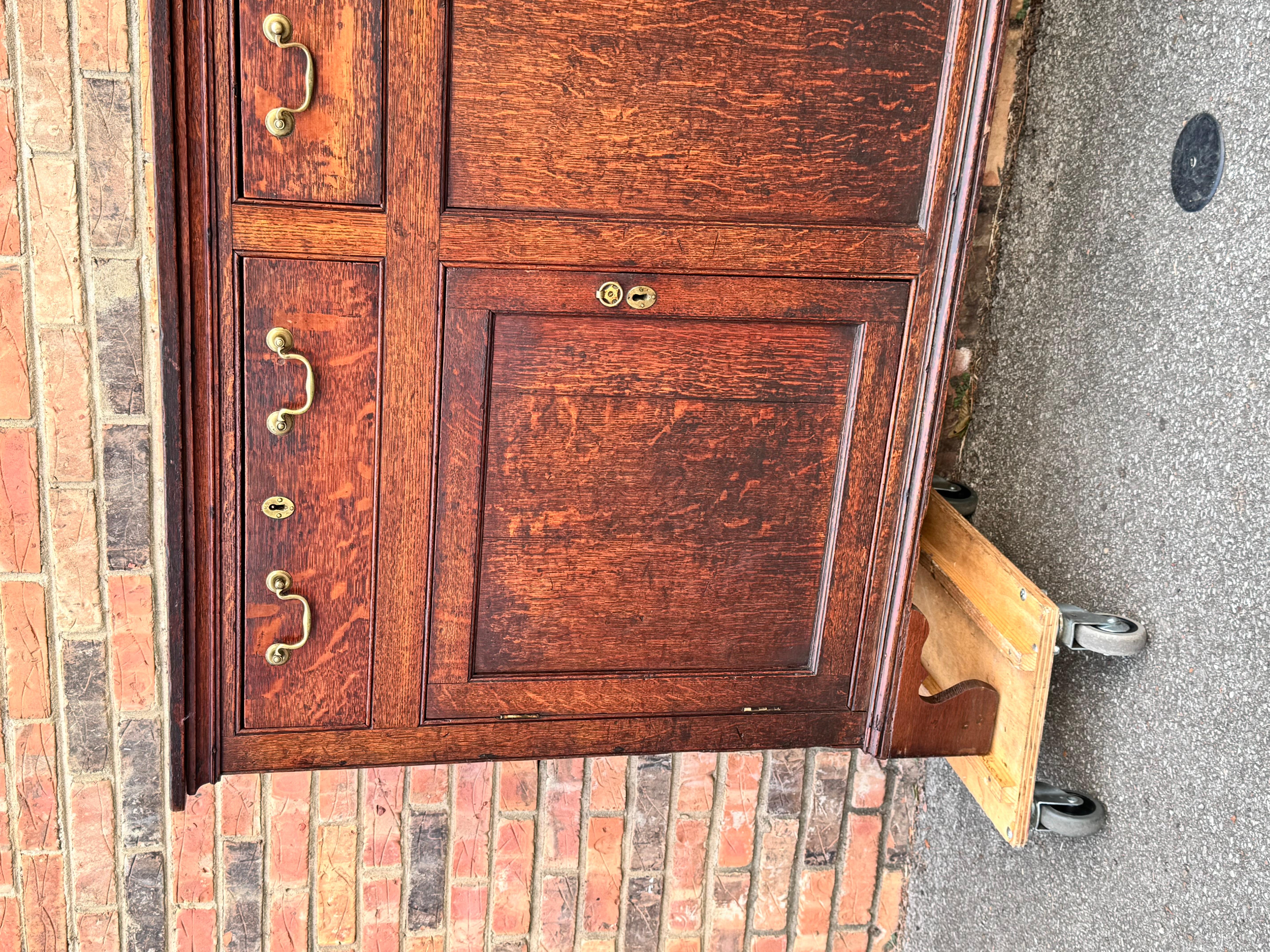 Si tratta di una base per comò inglese dell'inizio del XIX secolo con tre cassetti e due ante, di cui quella centrale è fissa. Viene fornito con la ferramenta originale in ottone e i pannelli terminali imitano le porte. Tutti i cassetti scorrono
