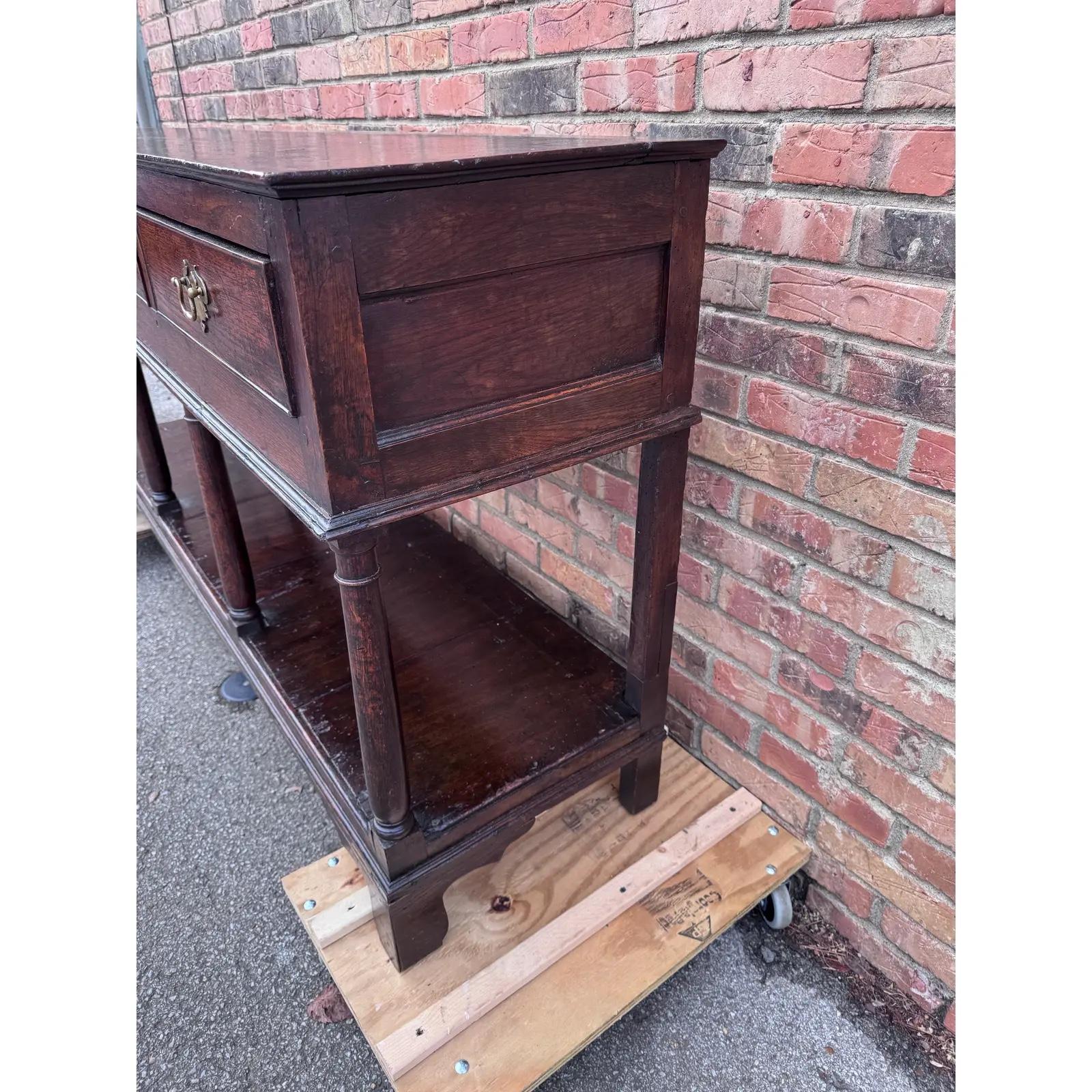 Possiedi un pezzo di storia con questa base per comò gallese del 18° secolo con ripiano per vasi. Realizzato con un fascino senza tempo, questo comò antico emana una semplicità rustica. La robusta struttura in legno e la calda patina raccontano una