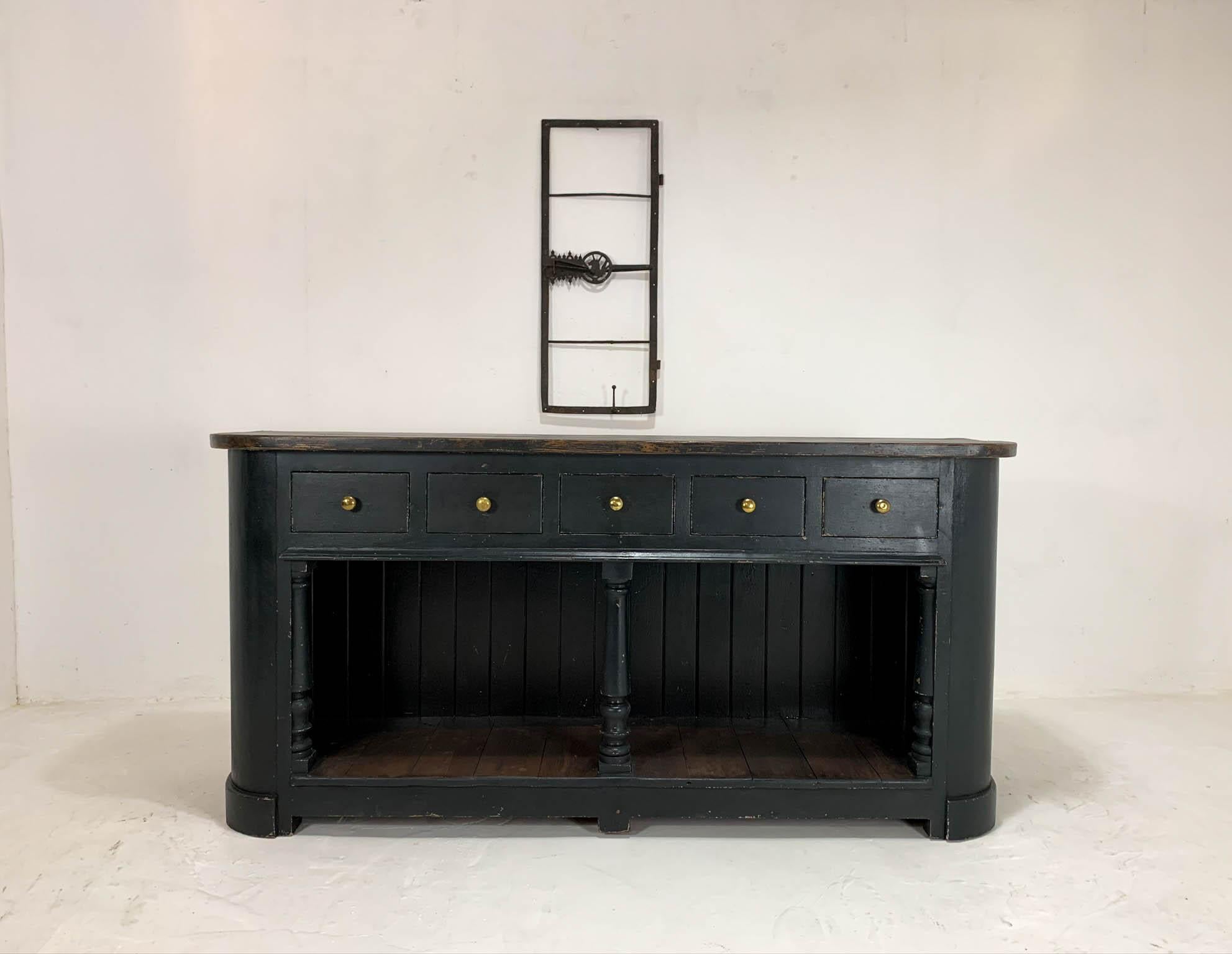 Fully restored English dresser base dating from the 19th century, featuring five small drawers with original handles, a potting board below and later black paint.
Fantastic piece that would sit well in any room of the home.