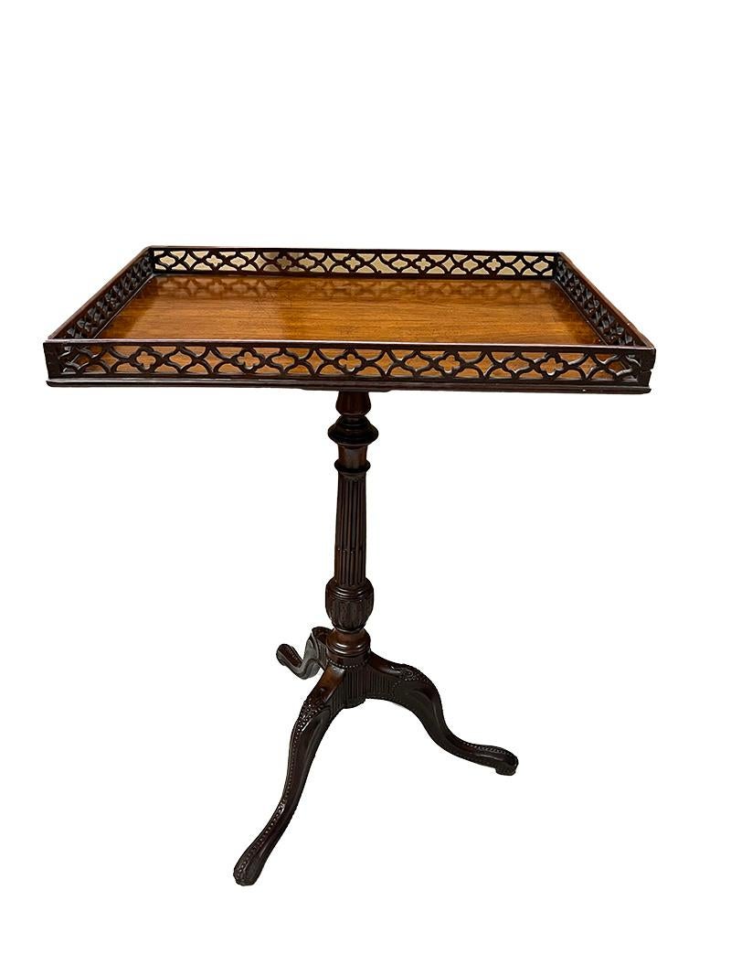 Table d'appoint en forme de carafe, boisson anglaise du 19e siècle

Une table à décanter anglaise de forme rectangulaire avec une galerie en bois percée sur le dessus, soulevée sur une base tripode. La base est gracieusement décorée. Cette table