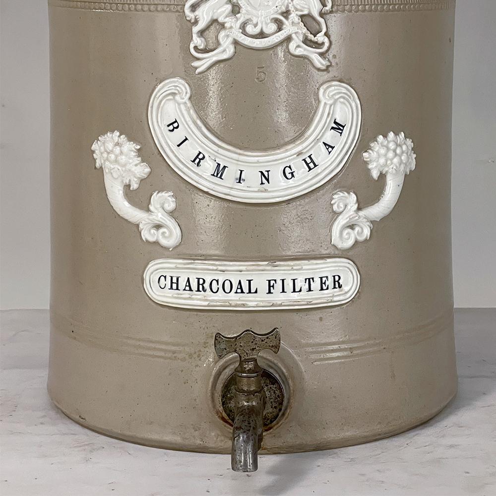 Déverseur d'eau pour filtre à charbon anglais en faïence du 19e siècle en vente 3