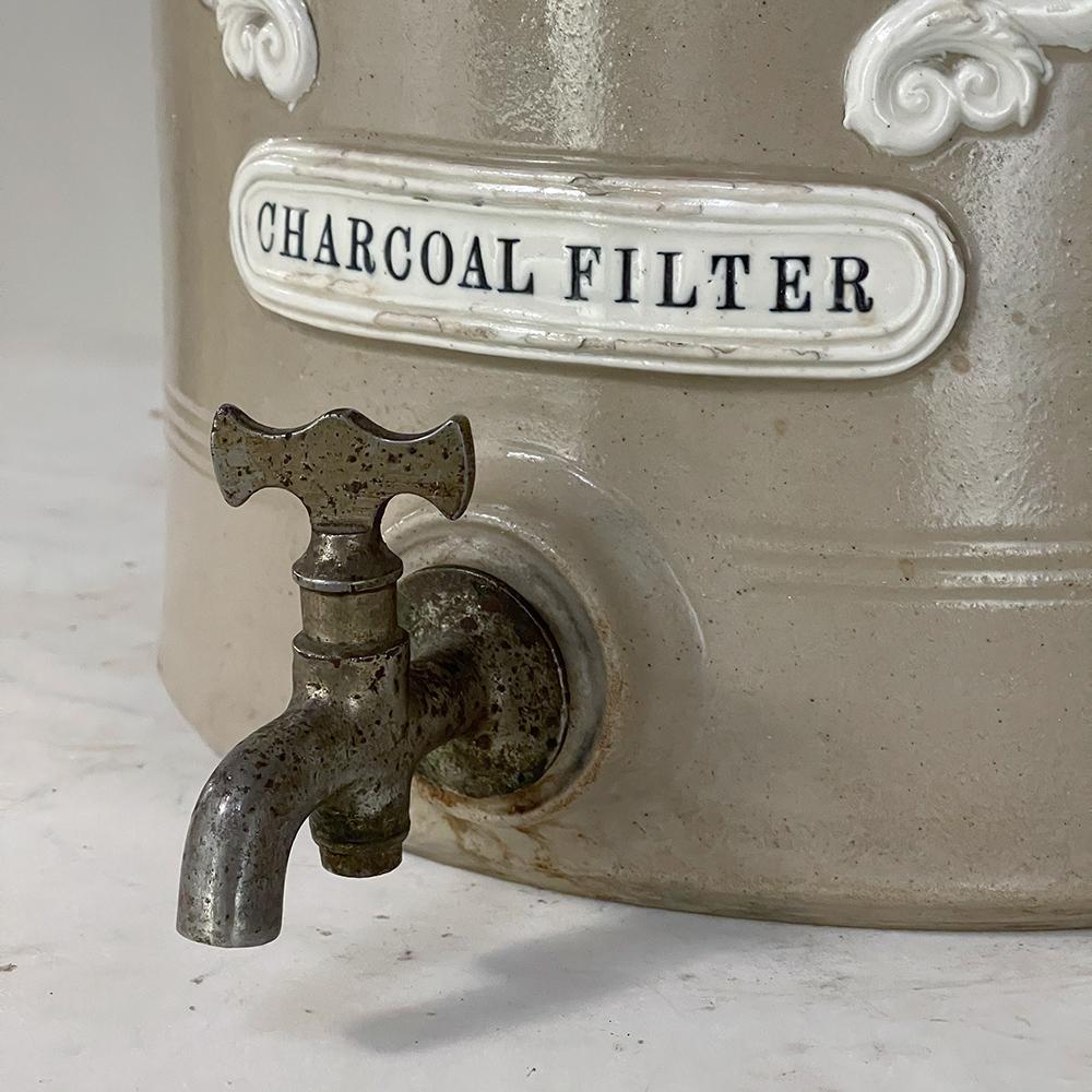 Déverseur d'eau pour filtre à charbon anglais en faïence du 19e siècle en vente 4