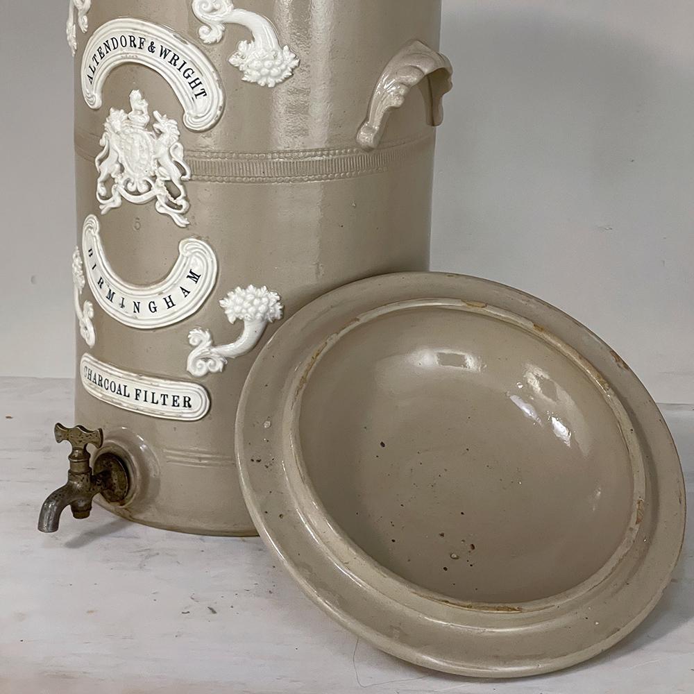 Déverseur d'eau pour filtre à charbon anglais en faïence du 19e siècle en vente 10