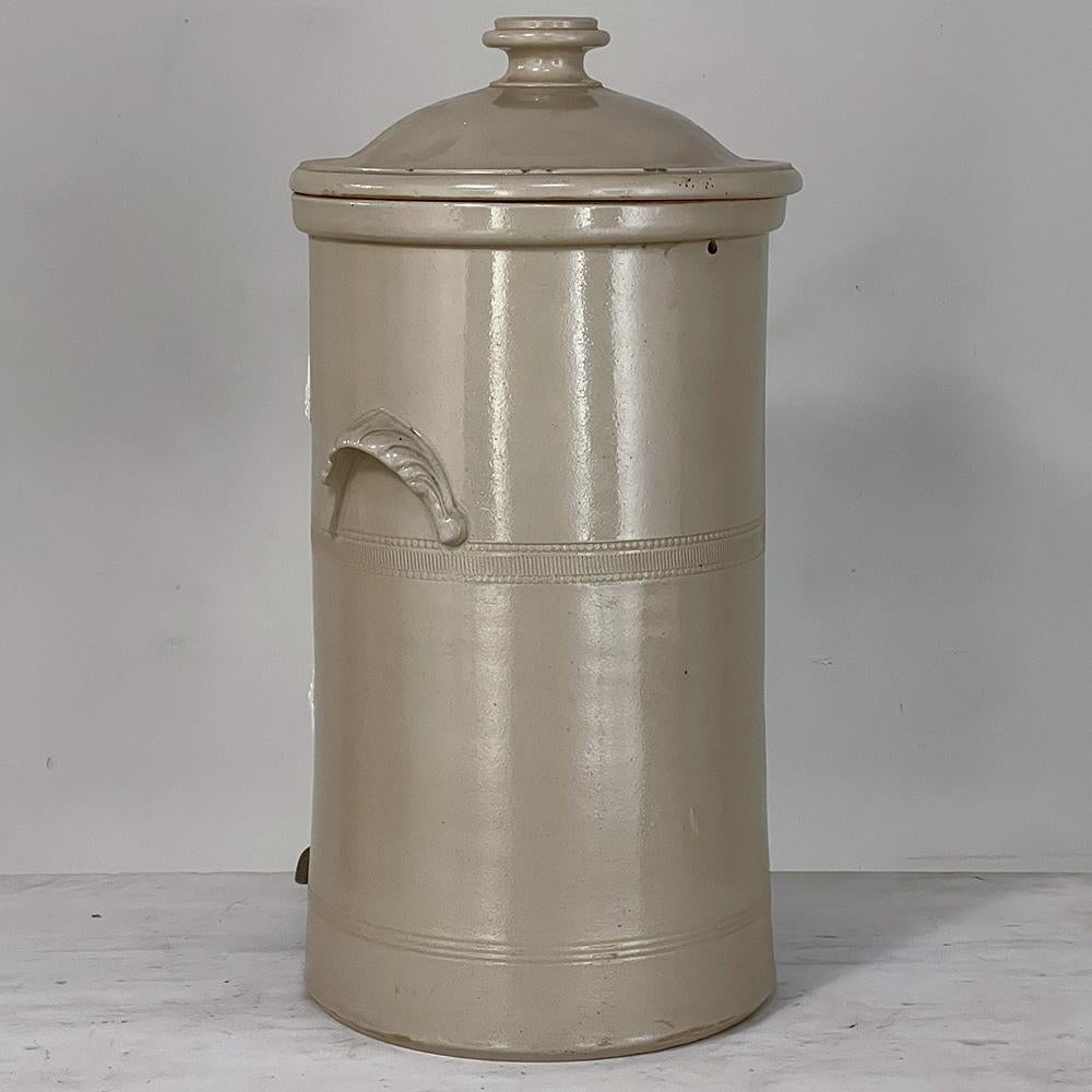 Vernissé Déverseur d'eau pour filtre à charbon anglais en faïence du 19e siècle en vente