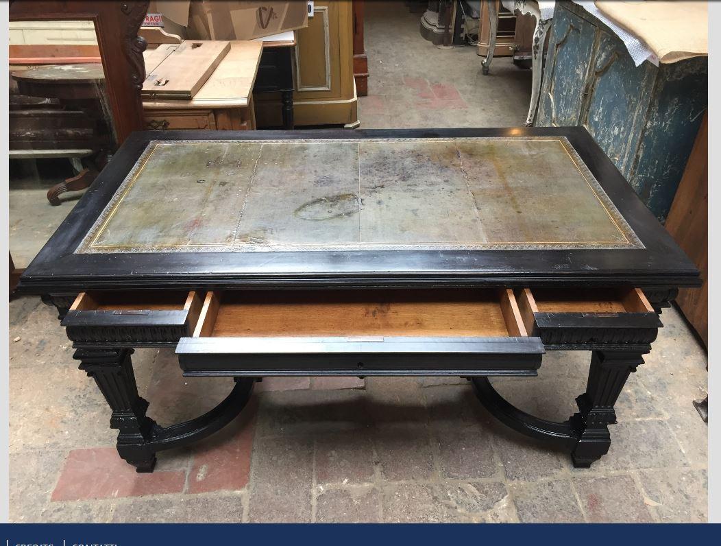 Legno Scrivania inglese del XIX secolo in ebano con piano in pelle, anni '90 del XIX secolo in vendita