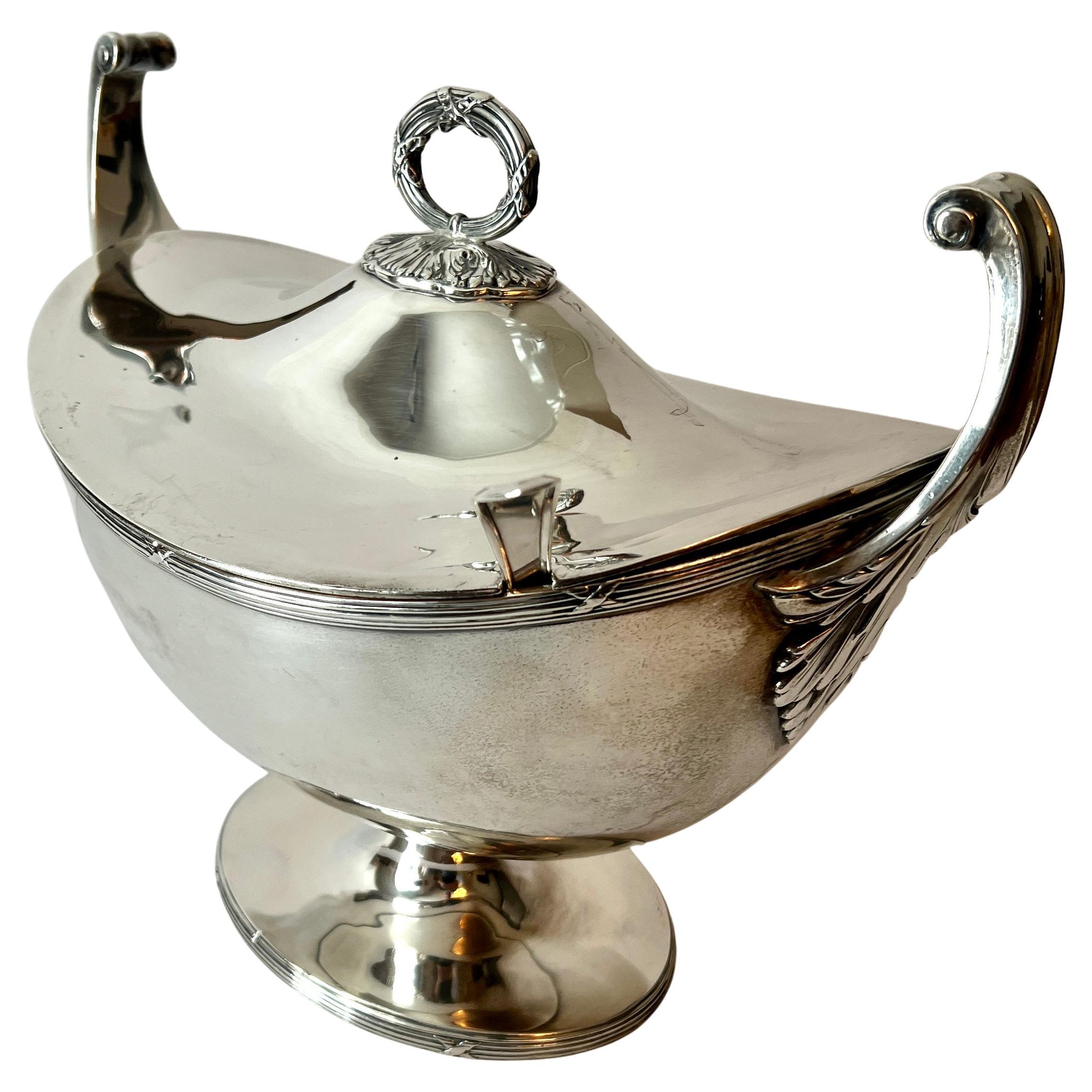 How do I pronounce soup tureen?