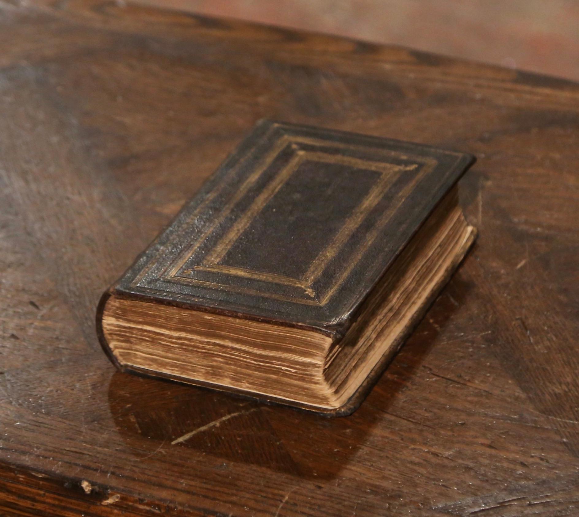 Écoutez la parole de Dieu avec cette Bible familiale ancienne. Imprimé à Londres par George Eyre et William Spottiswoode en 1847, le livre saint est habillé de cuir brun gaufré et doré, et encore embelli avec des bordures de pages en feuilles