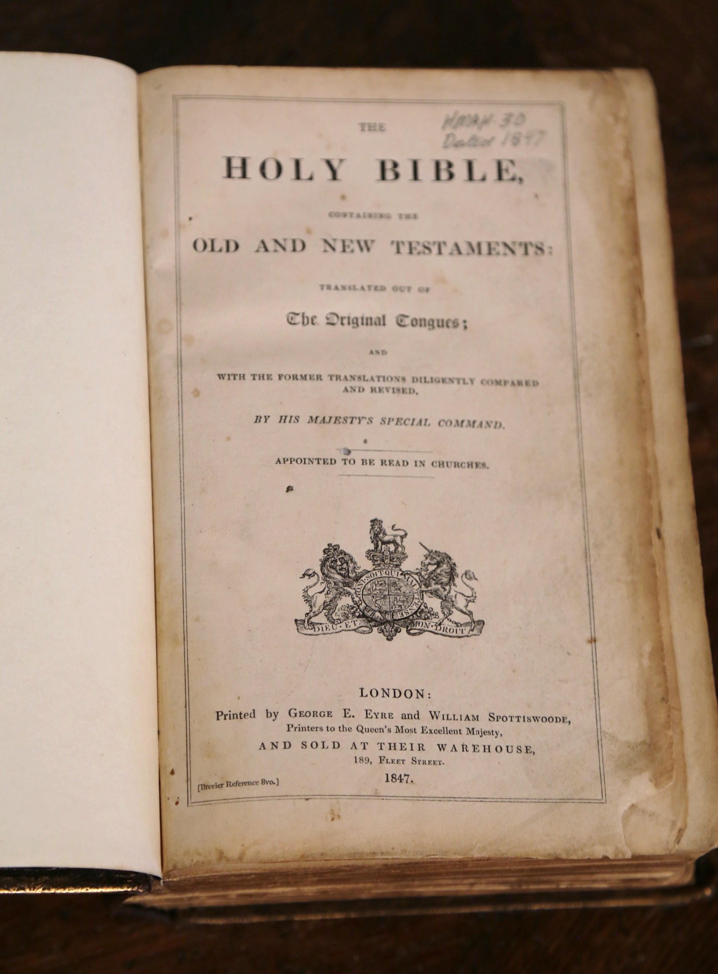 Fait main Bible anglaise du 19ème siècle, reliée en cuir brun gaufré et doré, datée de 1847 en vente