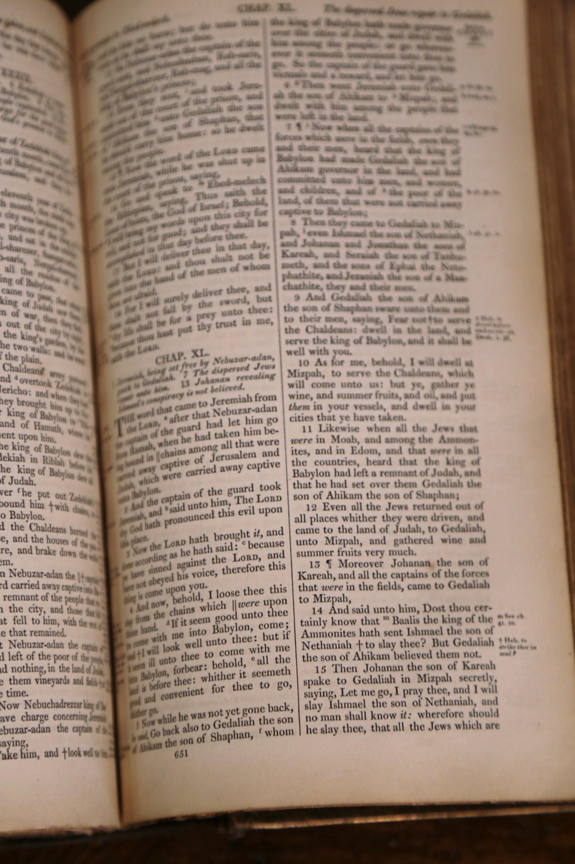 Bible anglaise du 19ème siècle, reliée en cuir brun gaufré et doré, datée de 1847 en vente 2