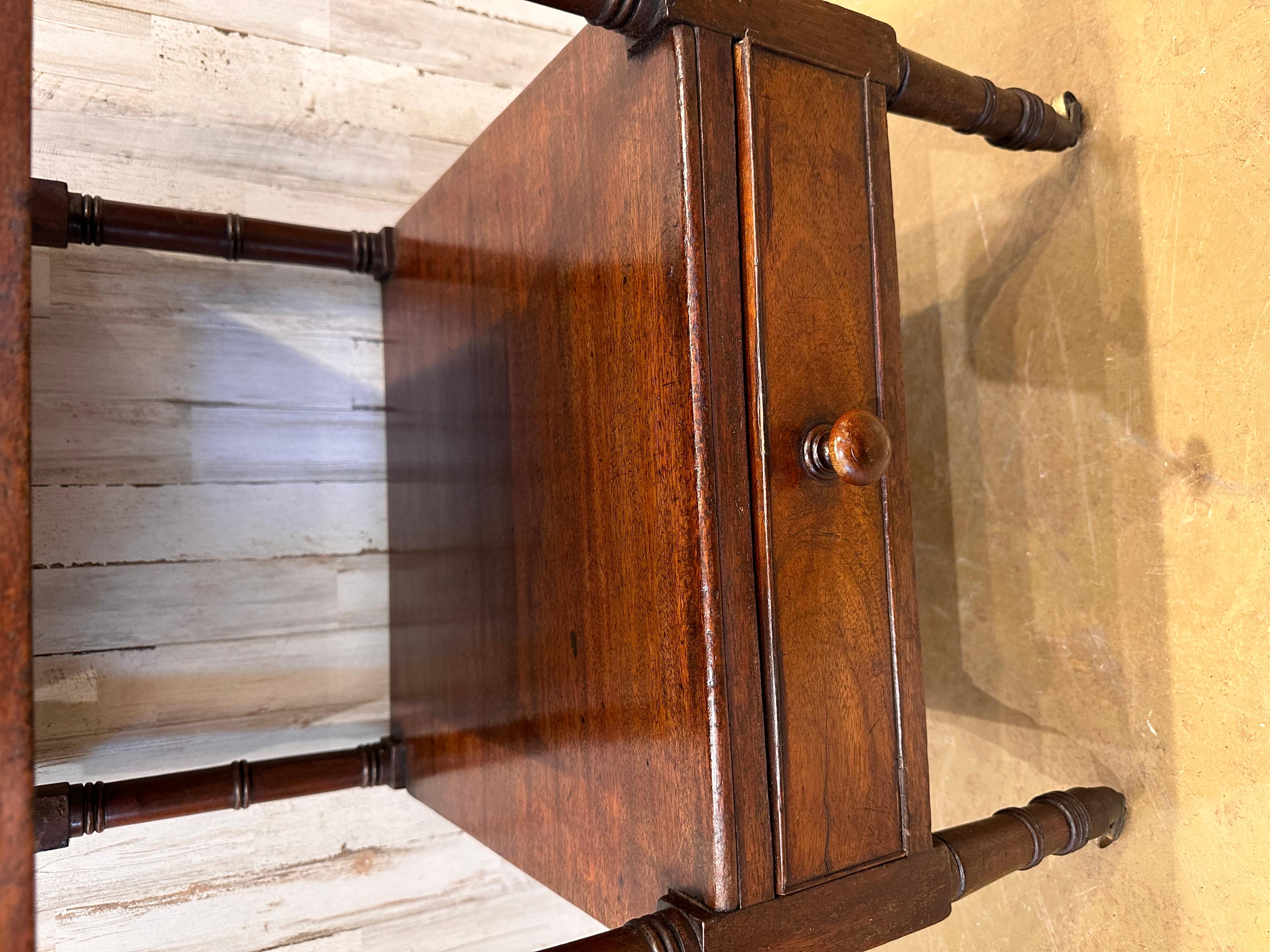 Il s'agit d'une belle étagère anglaise du milieu du 19e siècle avec un seul tiroir et 4 étagères au-dessus. Pieds joliment tournés reposant sur les roulettes en laiton d'origine, belle patine, et âge ces sont si utiles et pratiques la taille haute