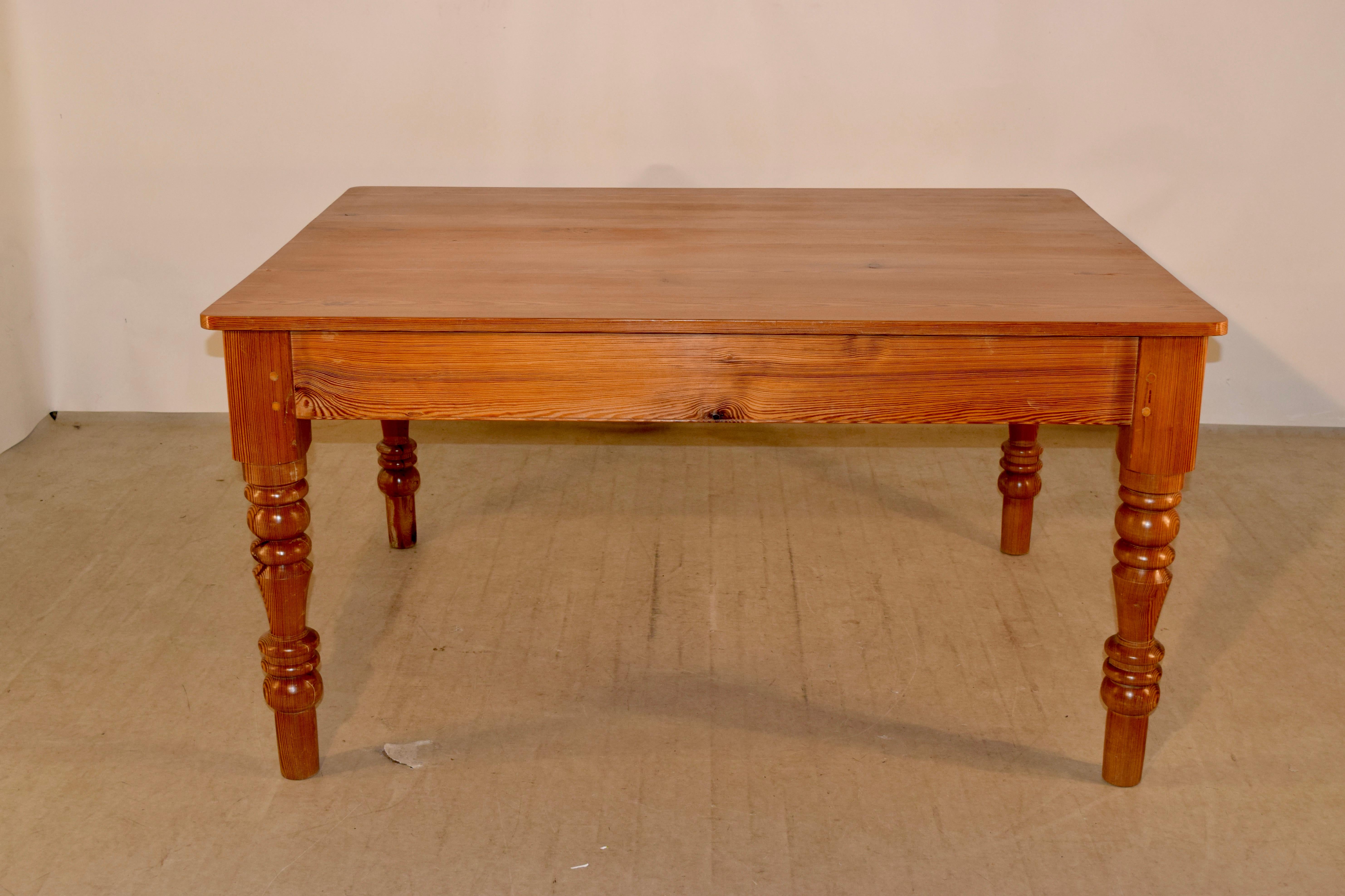 table de ferme anglaise du 19ème siècle, fabriquée en pitch pine, avec un magnifique veinage sur le dessus, descendant vers un simple tablier et reposant sur des pieds tournés à la main. Le tablier mesure 24,25 pouces de hauteur.