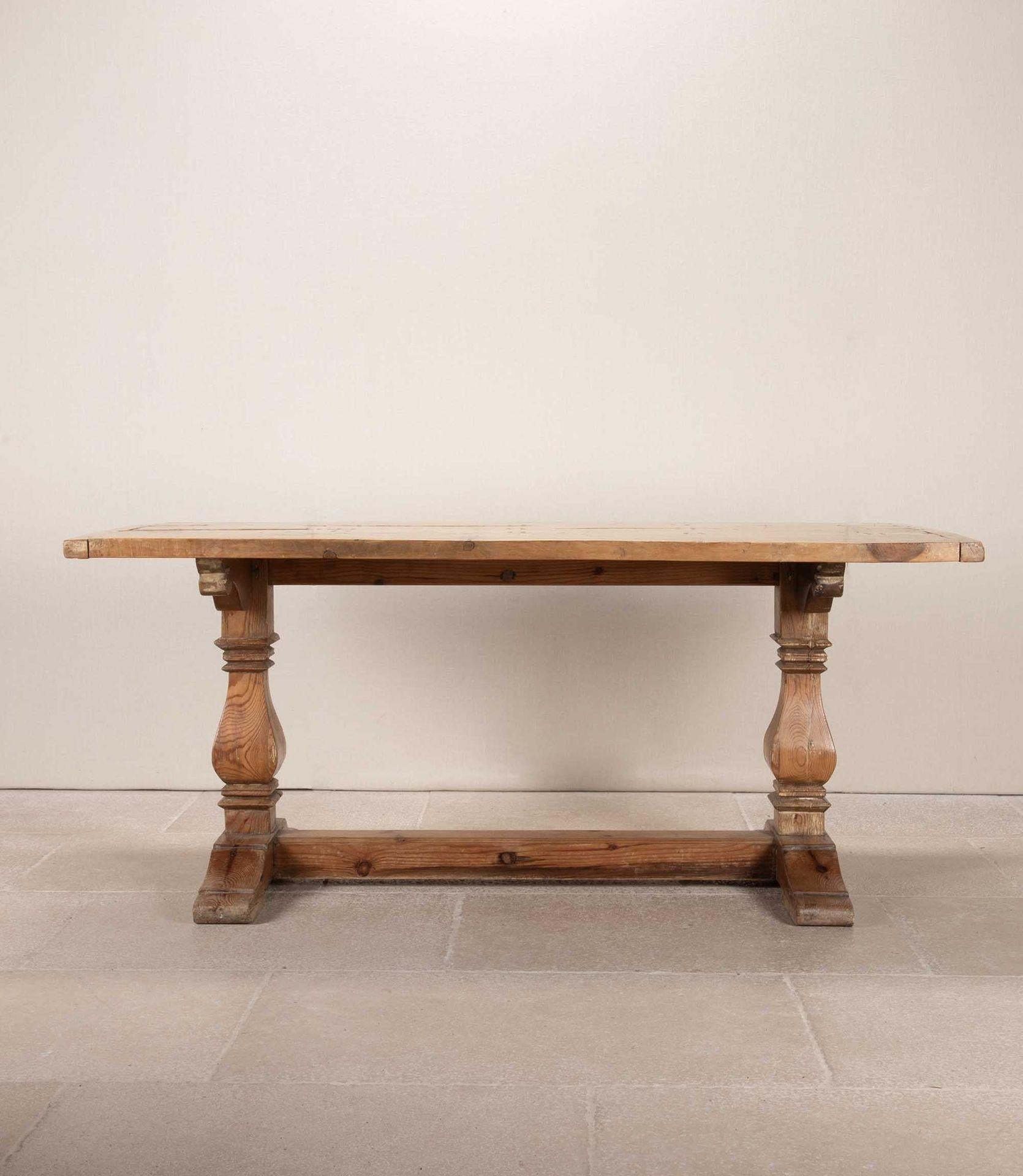 Tavolo da fattoria inglese del XIX secolo.
Con un sostanzioso piano in tavole di ciliegio con estremità scanalate. Sollevato su una base a ringhiera in pino con una struttura centrale.