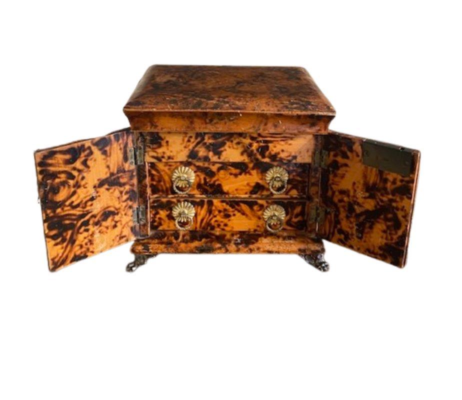 19th Century English Faux Tortoise Shell Grain Painted Wooden Dresser Box, circa 1830, ein Regency-Stil Näh-oder Schmuckkästchen aus einem Hartholz gefertigt, wahrscheinlich Ahorn, von Hand bemalt innen und außen als faux Schildpatt, montiert mit