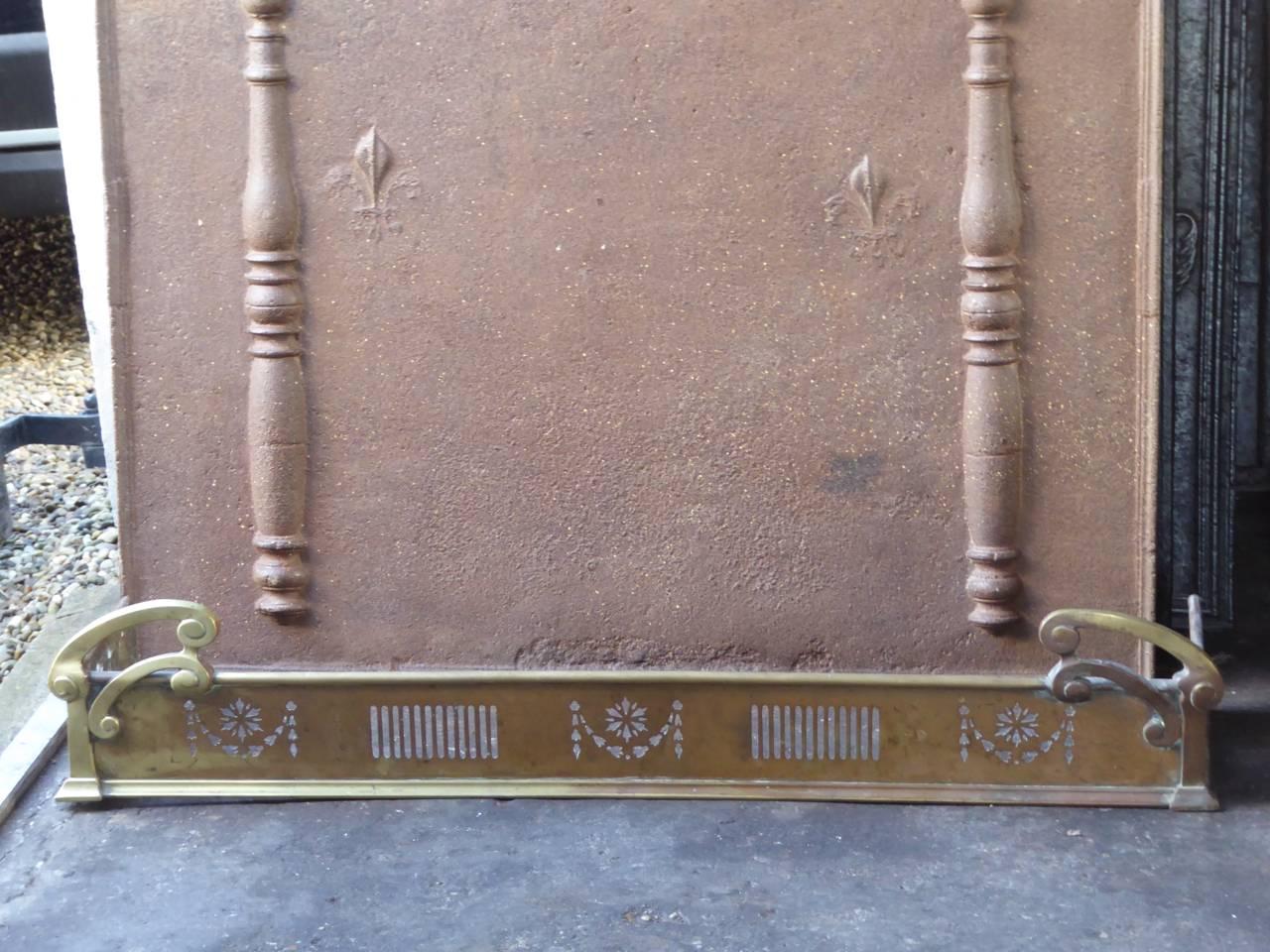 Early 20th century English fire fender made of brass. Art Nouveau period. The fender is in a good condition.
