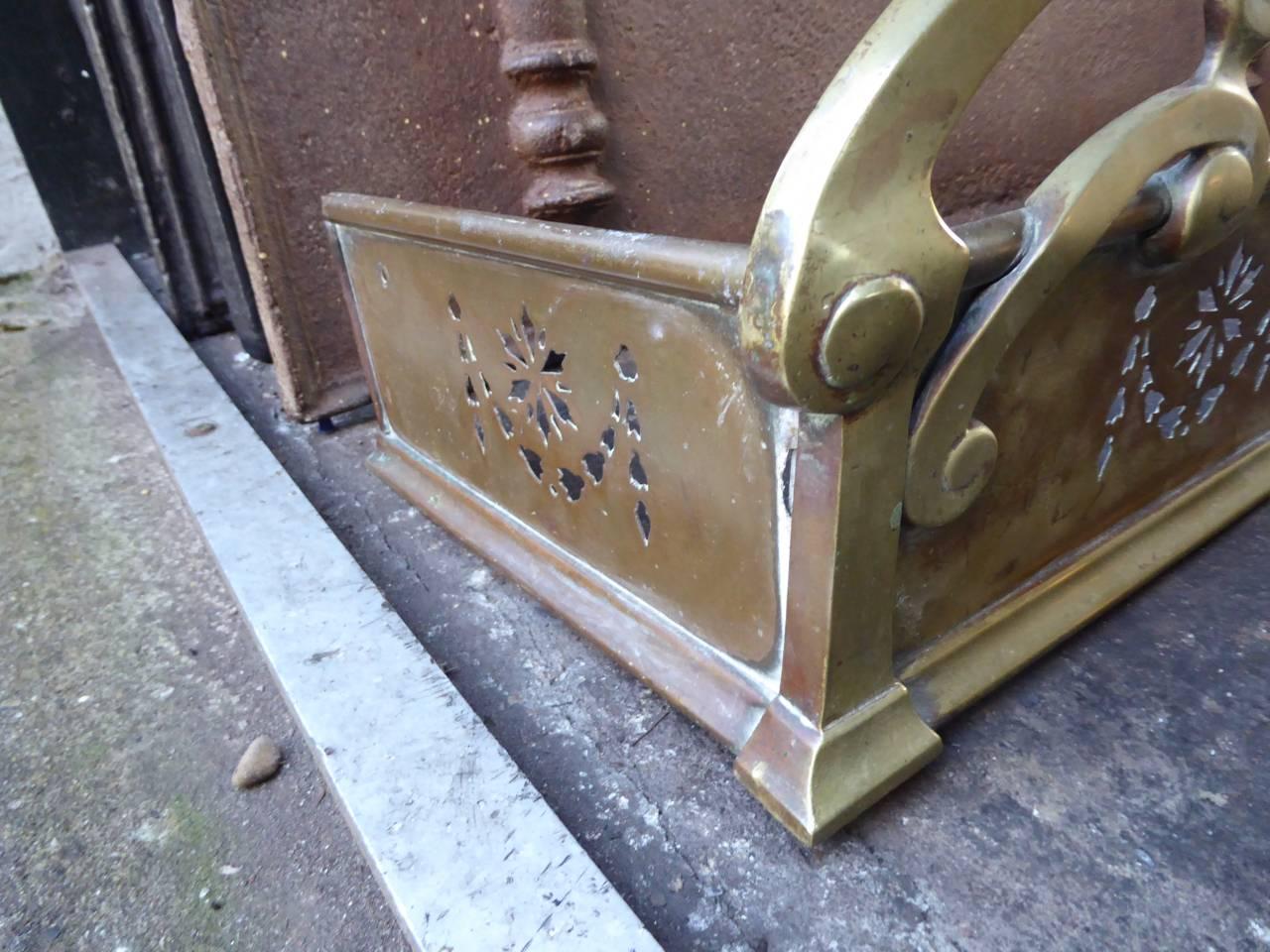 Early 20th Century English Art Nouveau Fireplace Fender In Good Condition For Sale In Amerongen, NL