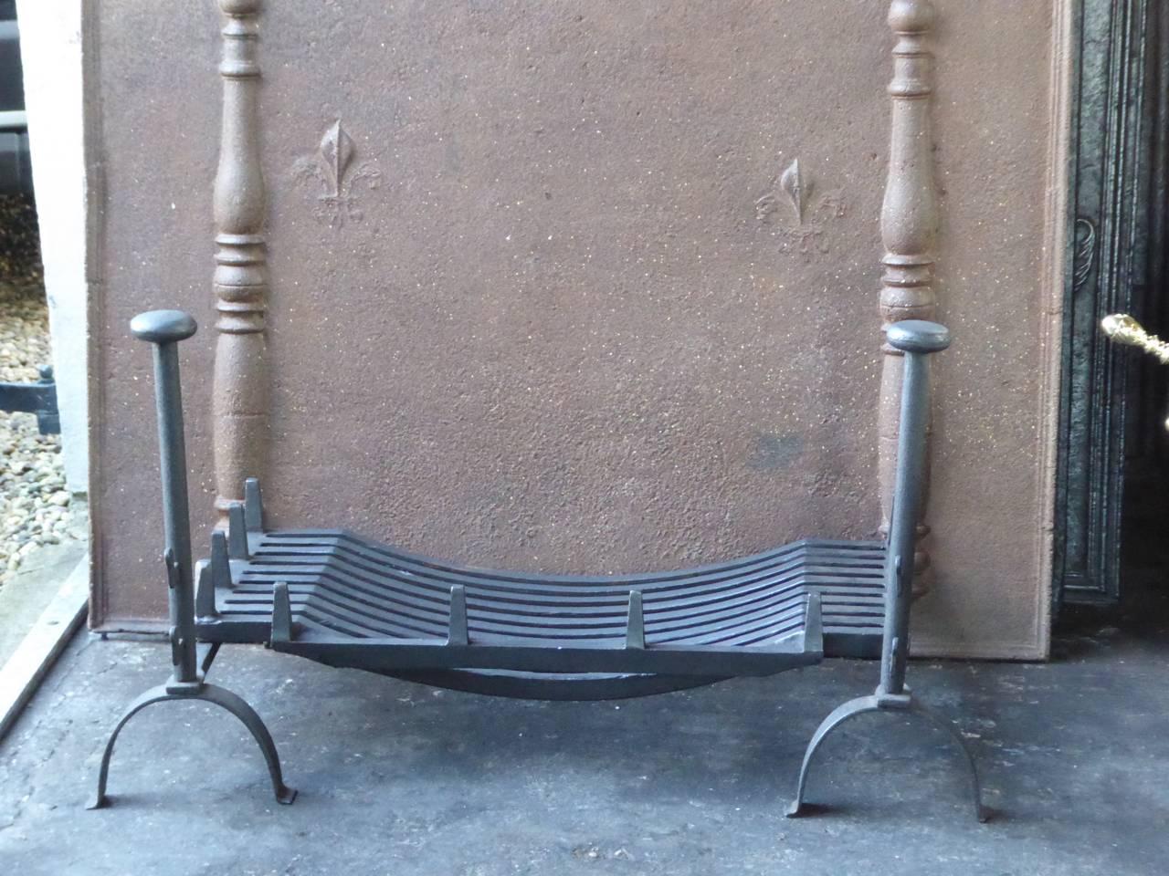 19th century English Victorian fireplace basket made of cast iron and wrought iron. The total width of the front of the grate is 95 cm.

We have a unique and specialized collection of antique and used fireplace accessories consisting of more than