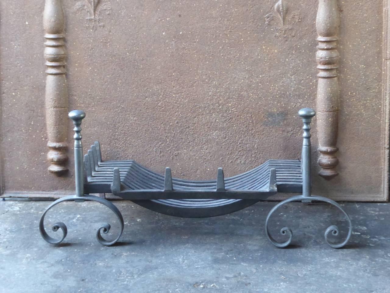 19th century English Victorian fireplace grate made of cast iron and wrought iron. The total width of the front of the grate is 81 cm.

We have a unique and specialized collection of antique and used fireplace accessories consisting of more than