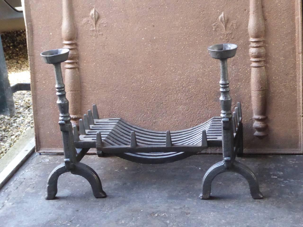 19th century English Victorian fire grate made of cast iron. The total width of the front of the grate is 81 cm.
