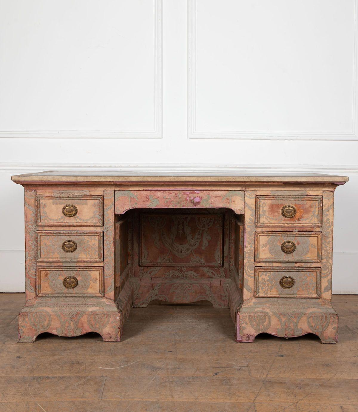 Superbe bureau floqué damassé du 19ème siècle.
Un objet unique qui rayonne d'une gloire défraîchie. Le travail artisanal est époustouflant.
Couronné au 19e siècle, trois tiroirs de chaque côté et un tiroir central. Celui-ci a été conçu pour être