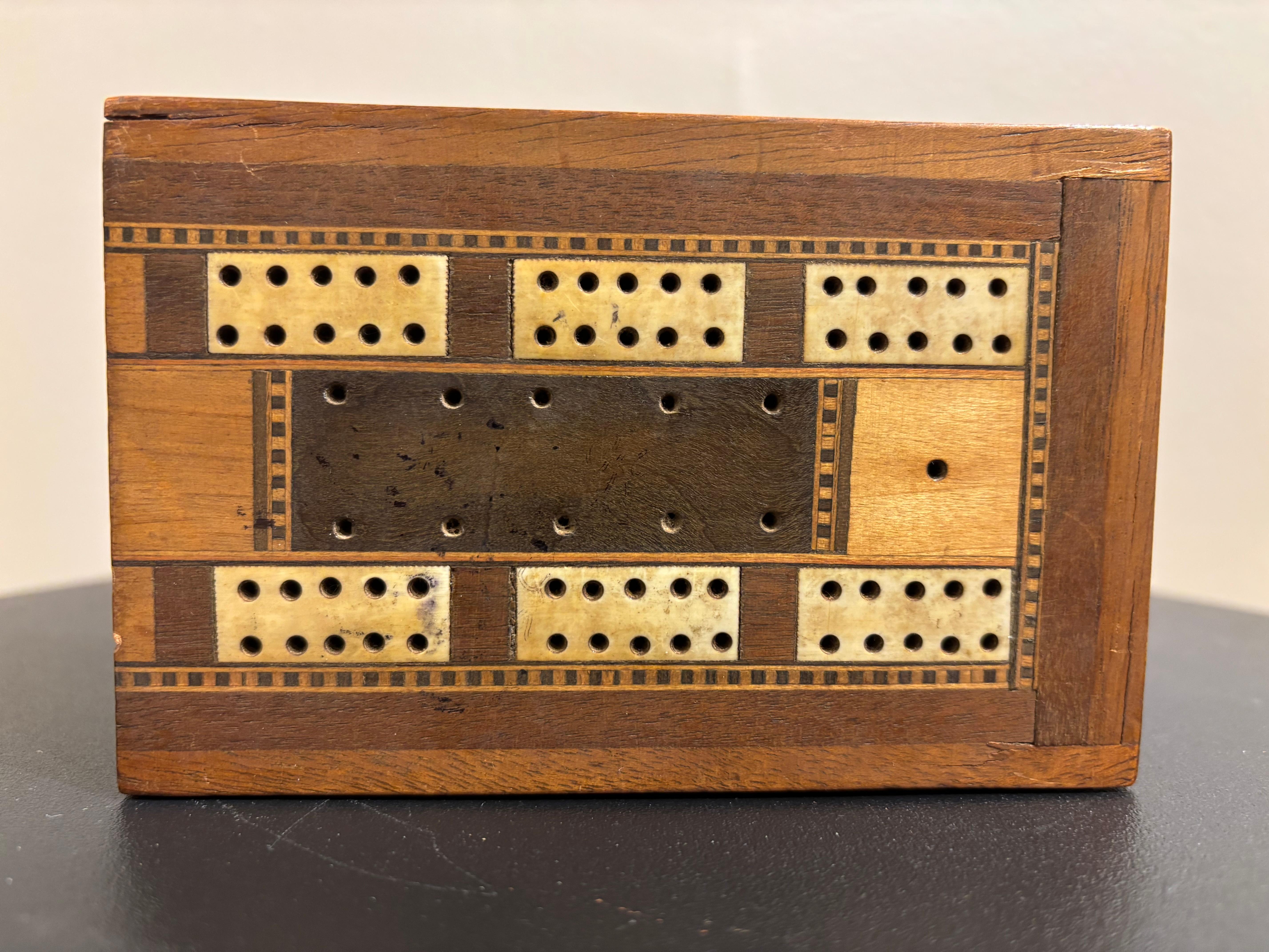 Tavola da cribbage intarsiata pieghevole inglese del XIX secolo in vendita 3