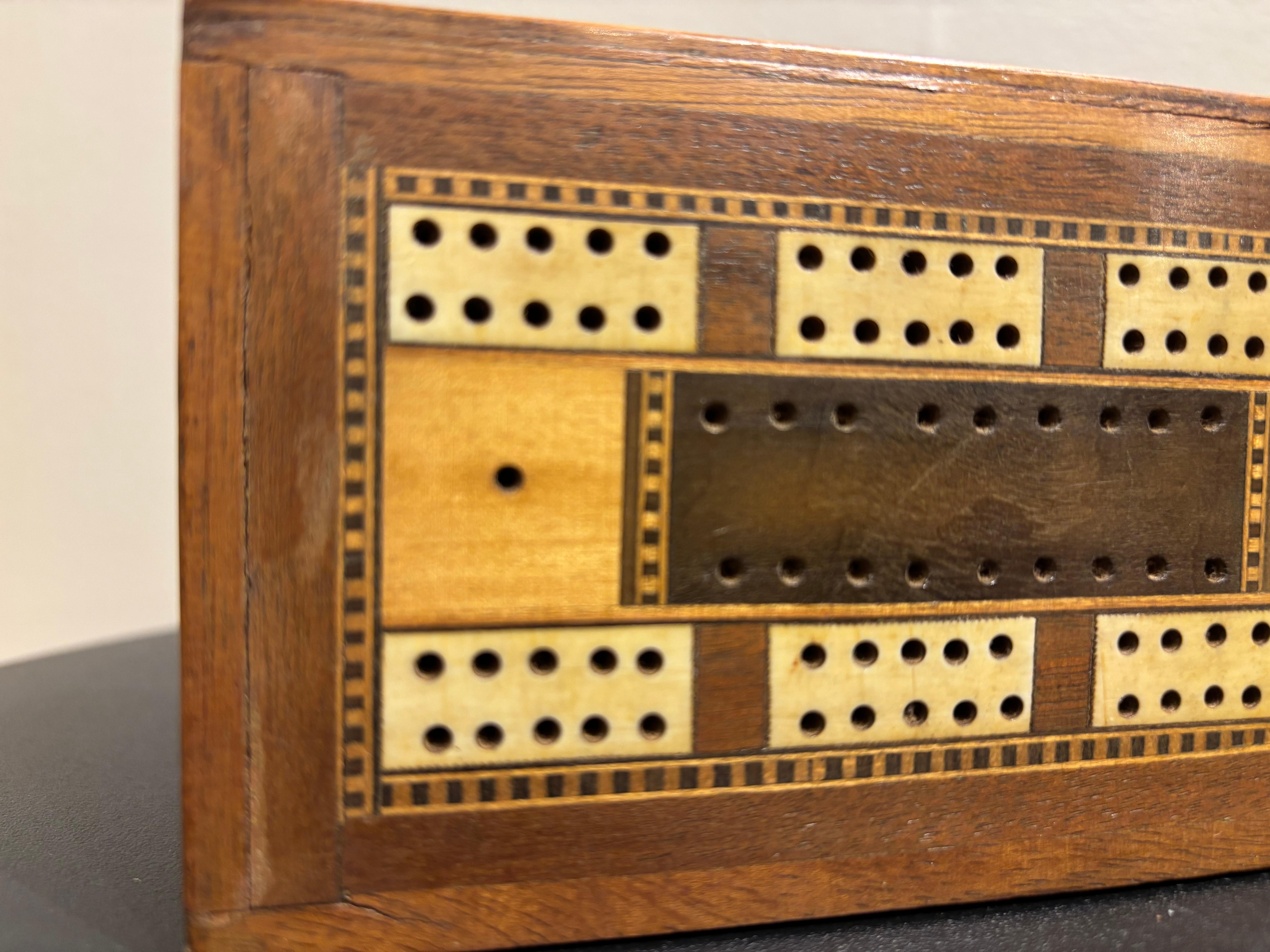 Tavola da cribbage intarsiata pieghevole inglese del XIX secolo in vendita 6