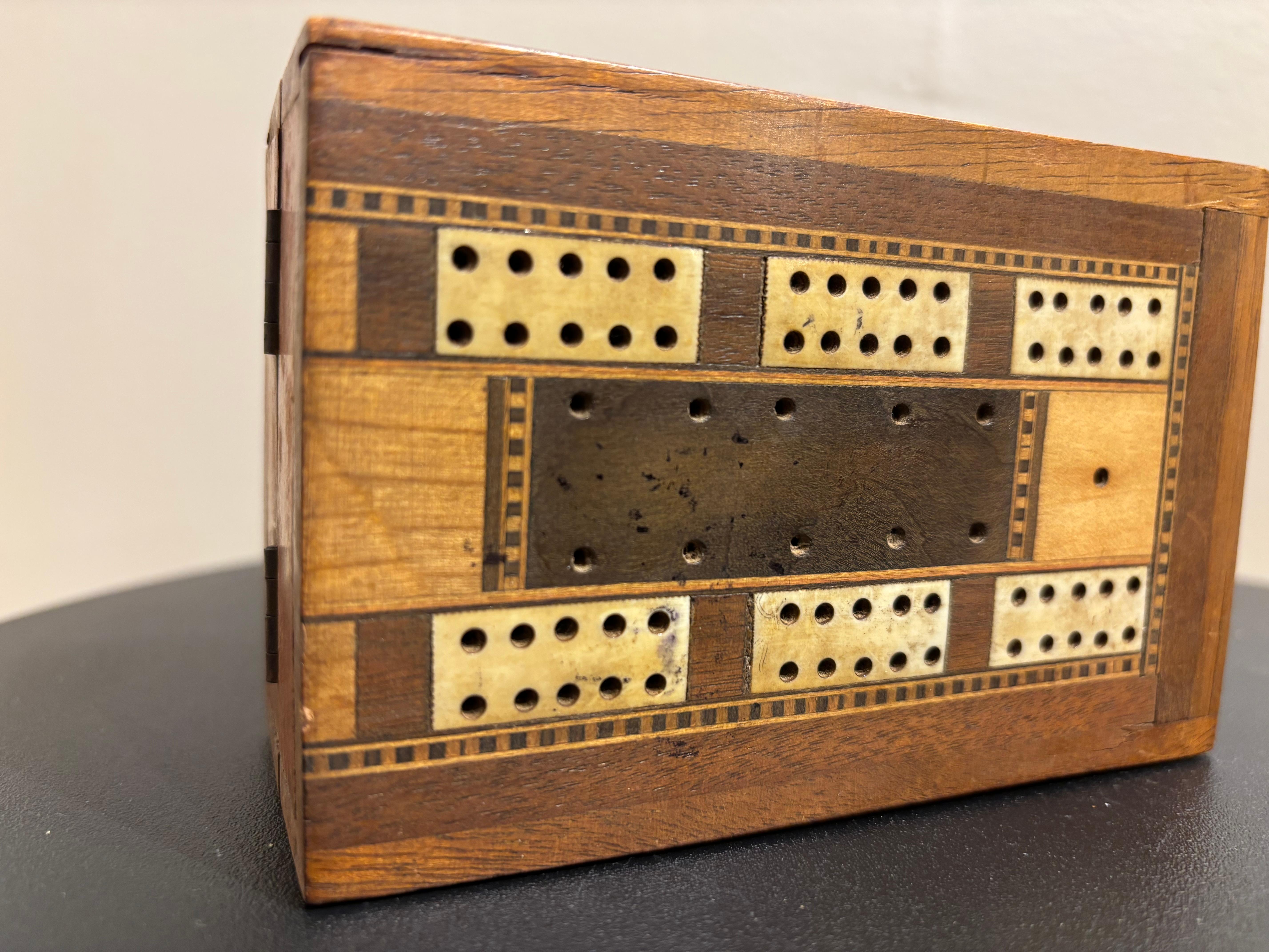 Tavola da cribbage intarsiata pieghevole inglese del XIX secolo in vendita 8