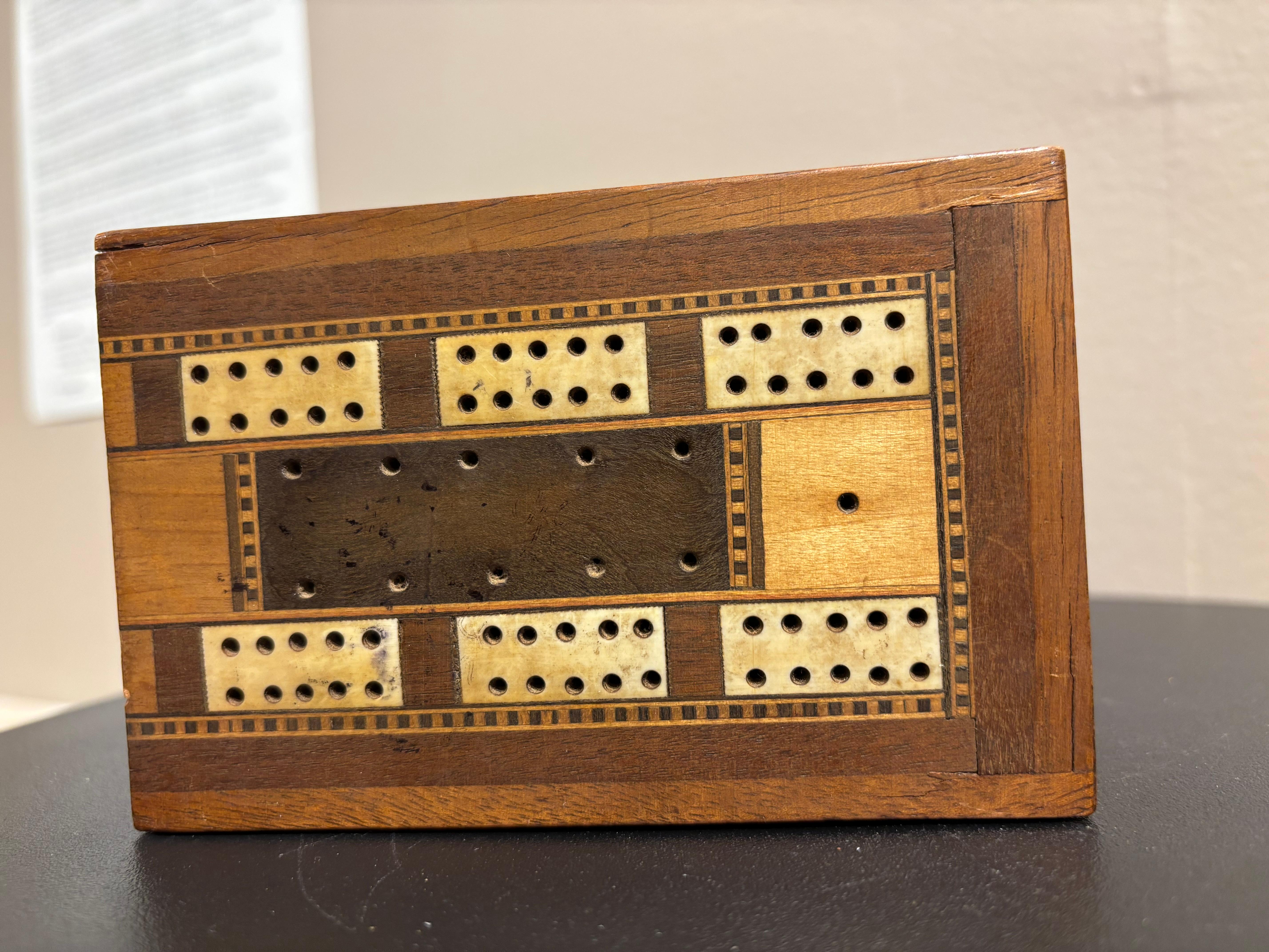 Tavola da cribbage intarsiata pieghevole inglese del XIX secolo in vendita 9