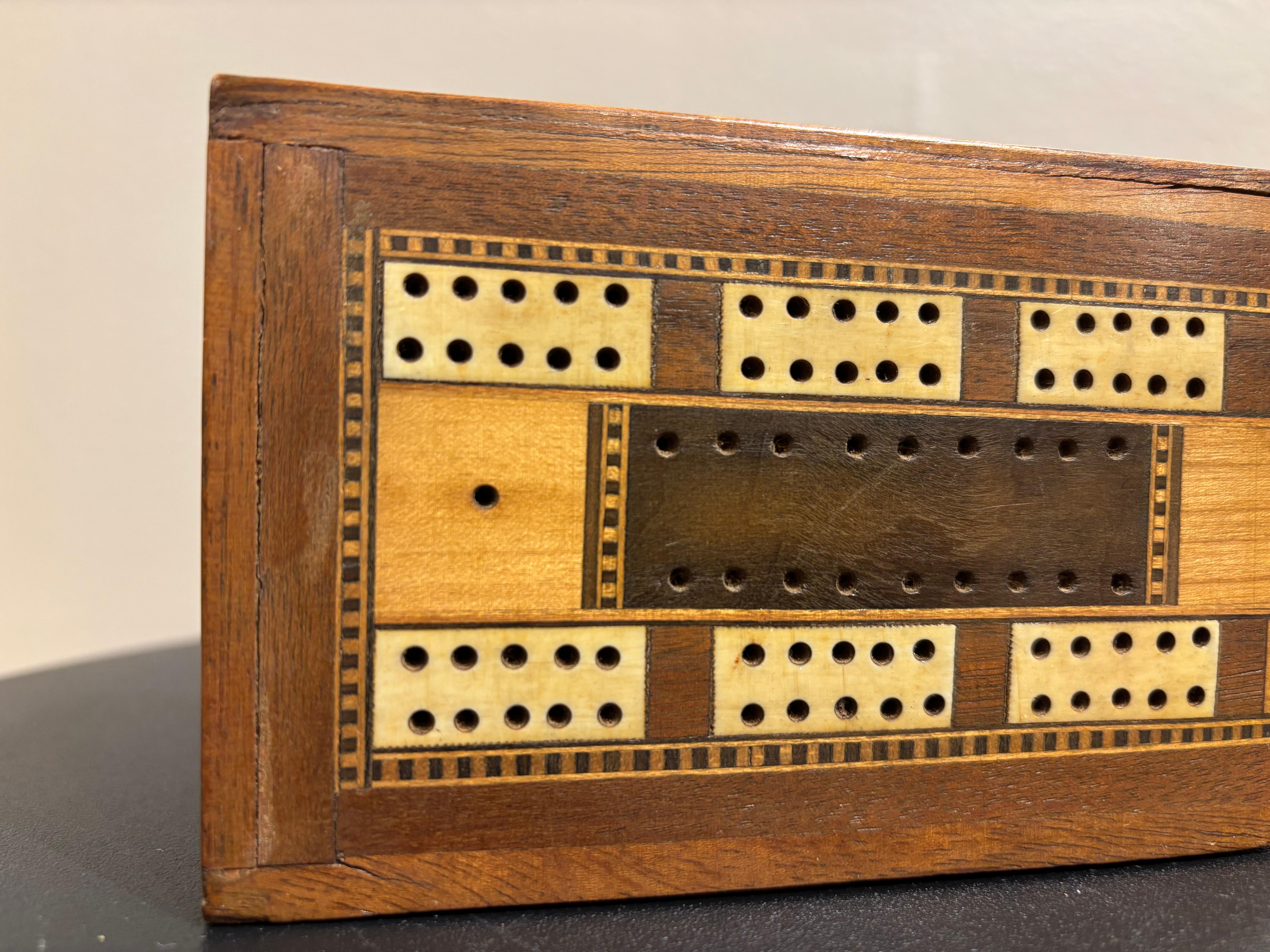 Tavola da cribbage intarsiata pieghevole inglese del XIX secolo in vendita 11