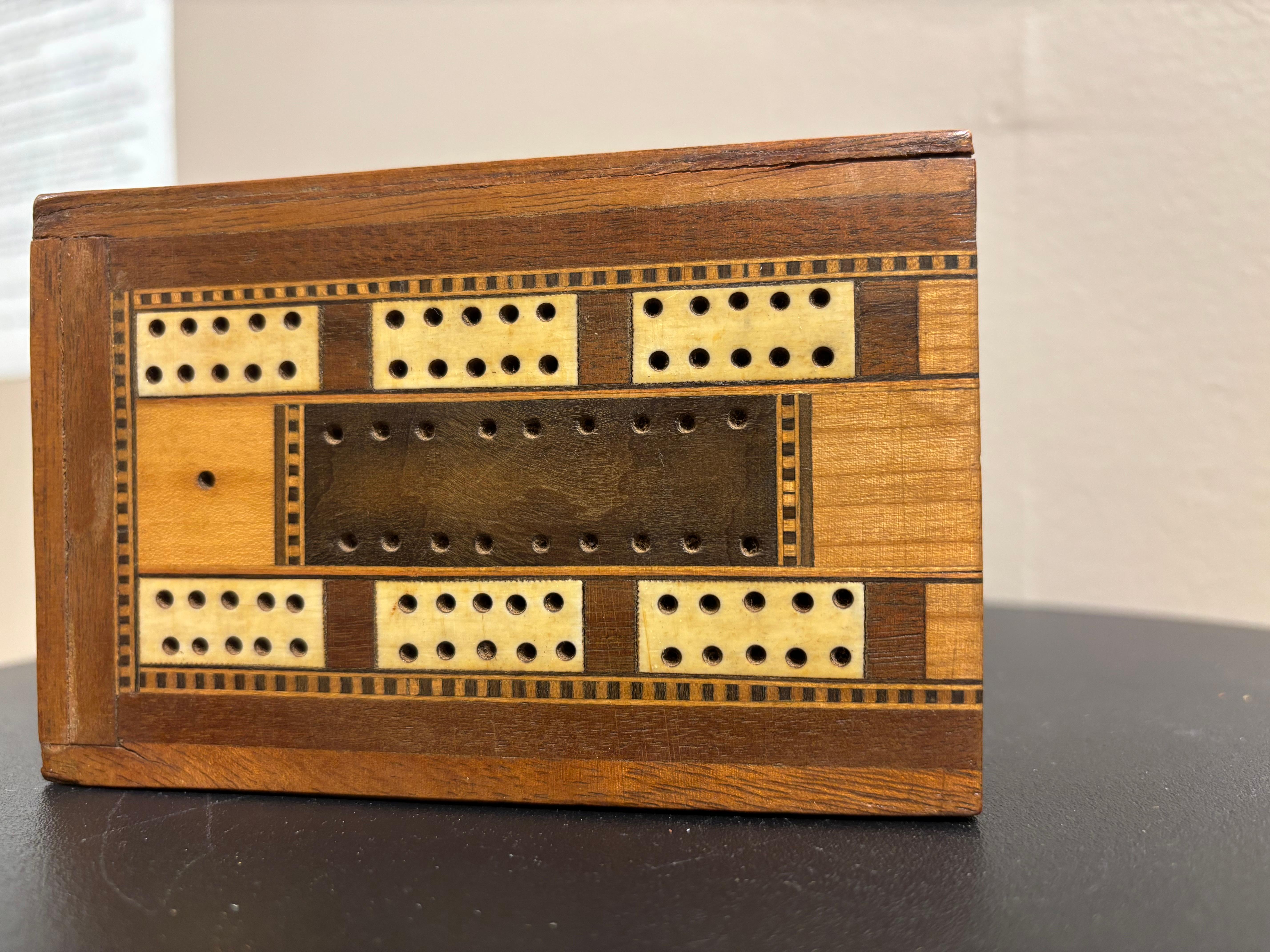 Tavola da cribbage intarsiata pieghevole inglese del XIX secolo in vendita 12