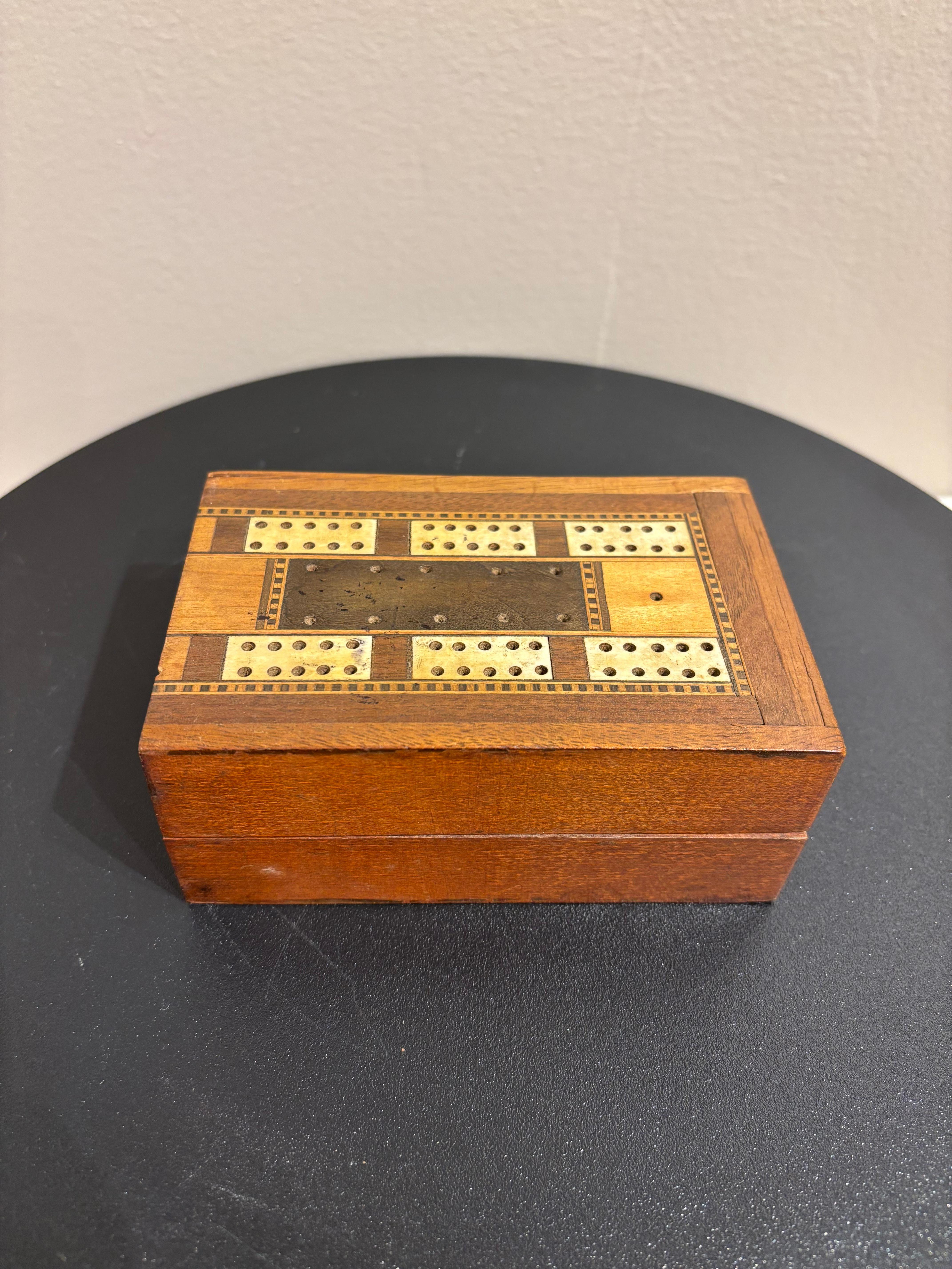Arte popolare Tavola da cribbage intarsiata pieghevole inglese del XIX secolo in vendita