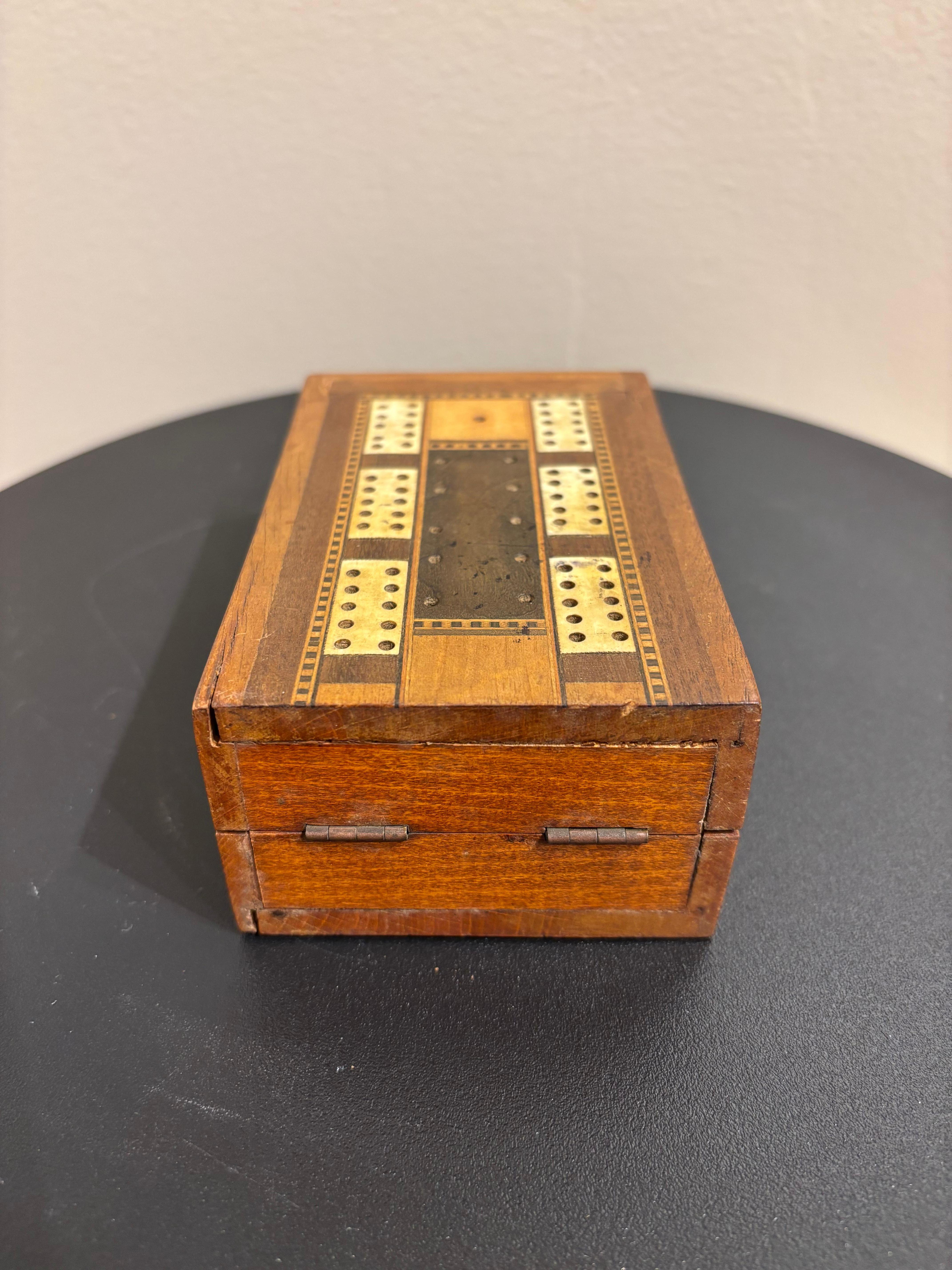Inglese Tavola da cribbage intarsiata pieghevole inglese del XIX secolo in vendita