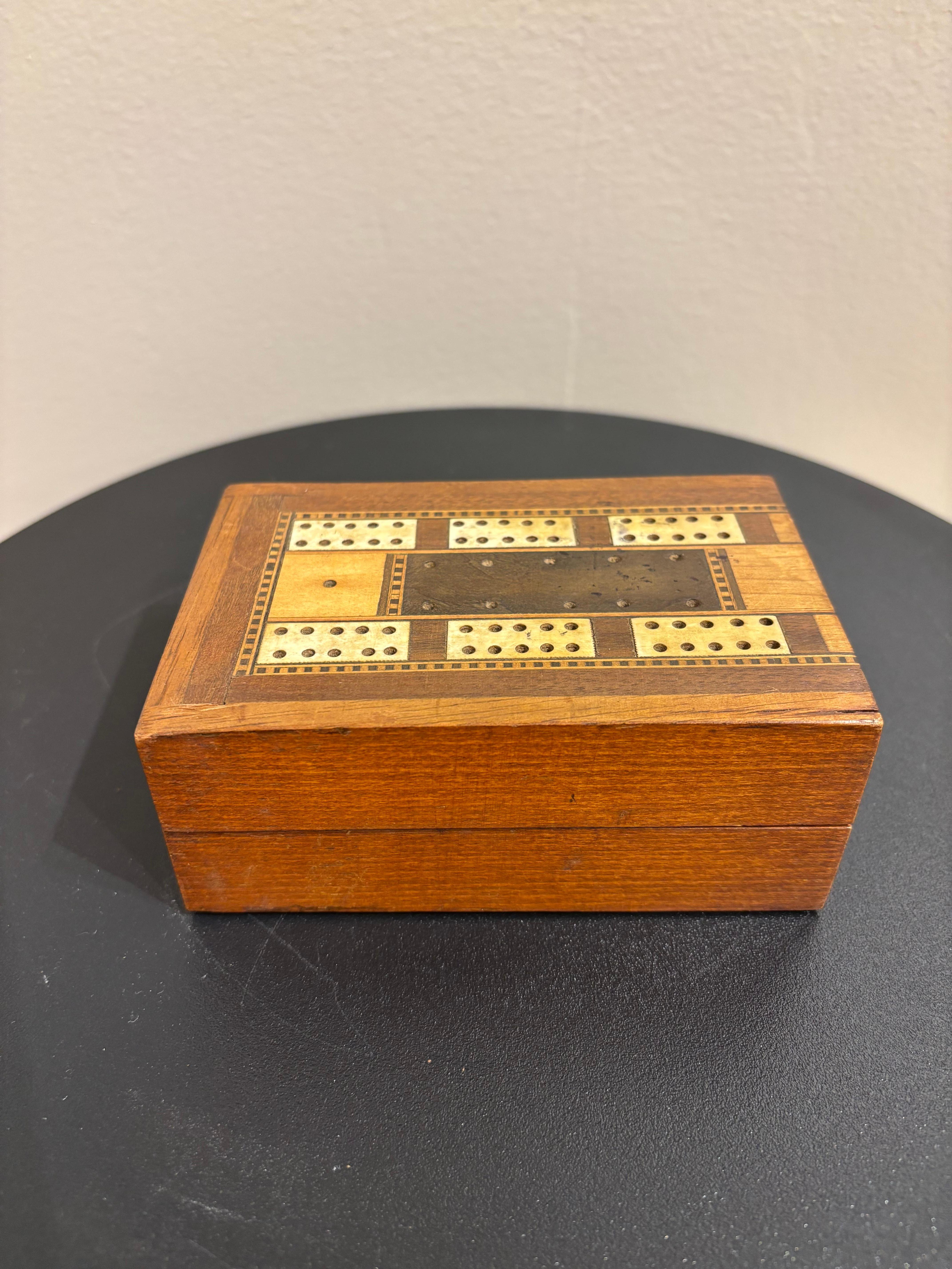 Intagliato a mano Tavola da cribbage intarsiata pieghevole inglese del XIX secolo in vendita