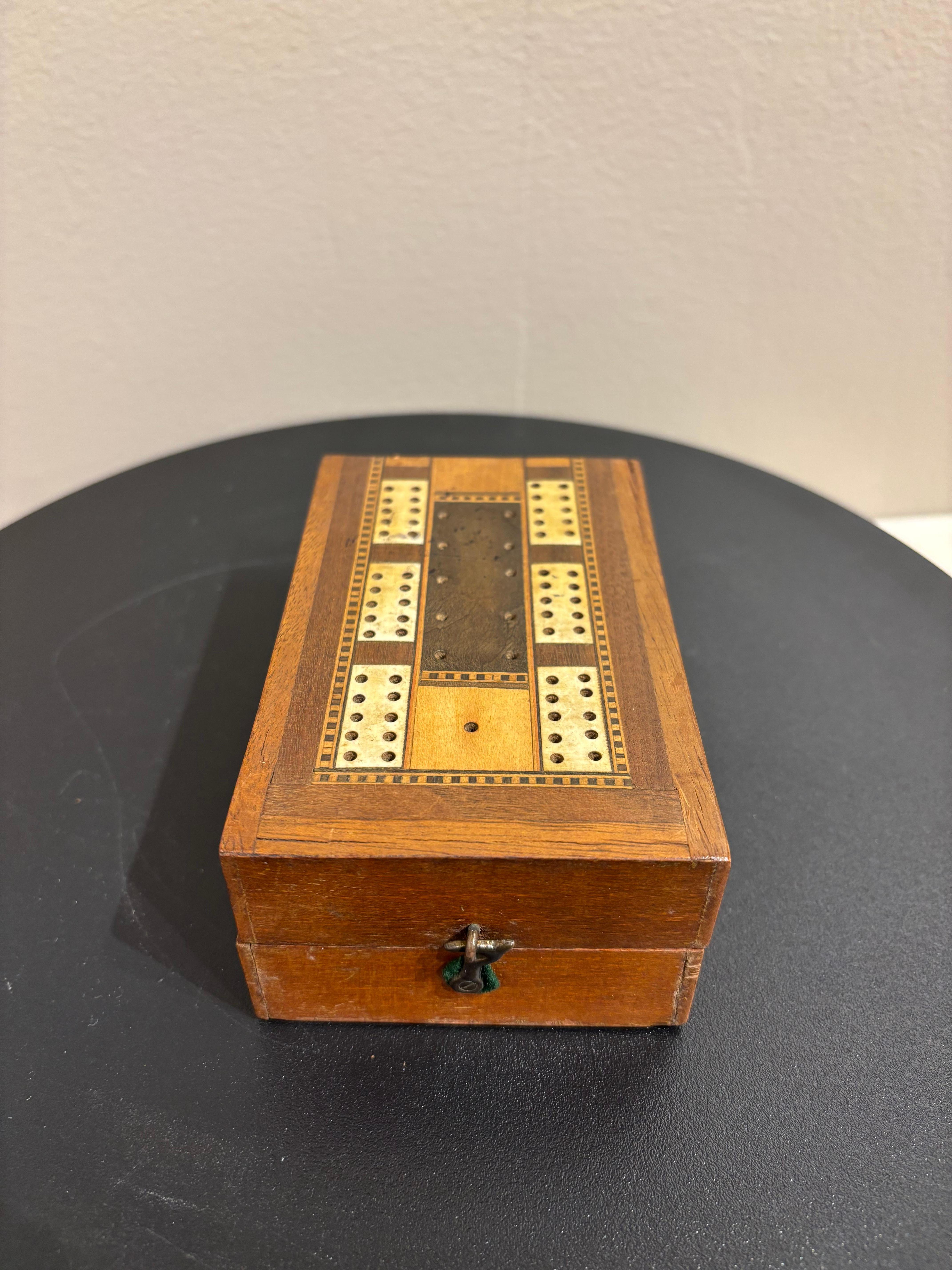 Tavola da cribbage intarsiata pieghevole inglese del XIX secolo In condizioni buone in vendita a Stamford, CT