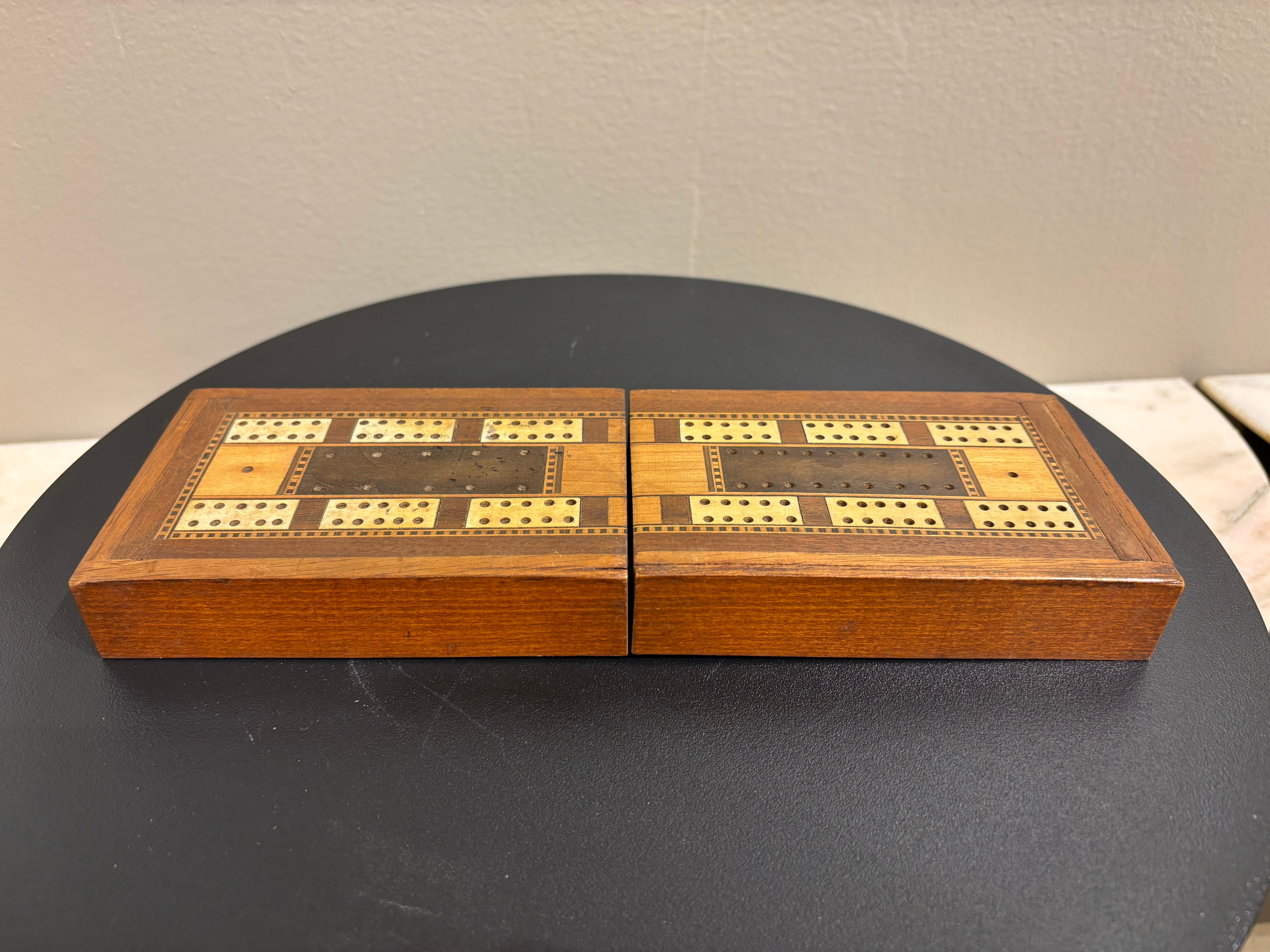 Tavola da cribbage intarsiata pieghevole inglese del XIX secolo in vendita 1