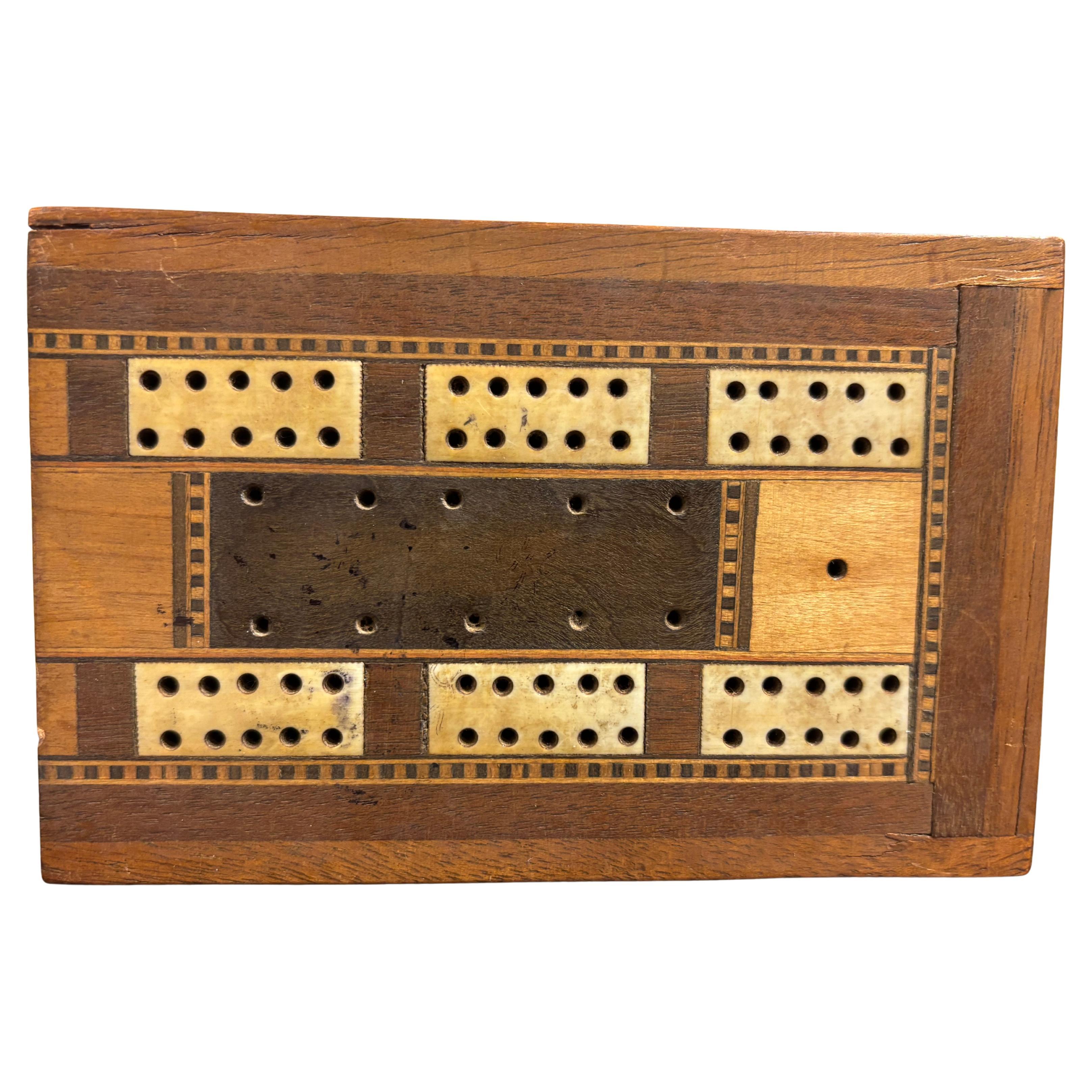 Tavola da cribbage intarsiata pieghevole inglese del XIX secolo