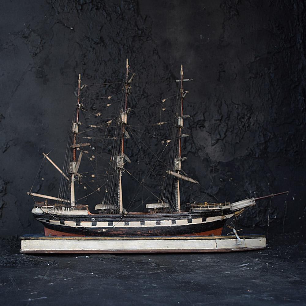 Englisches Diorama-Schiff mit Intarsien, Volkskunst des 19. Jahrhunderts (Handgefertigt) im Angebot