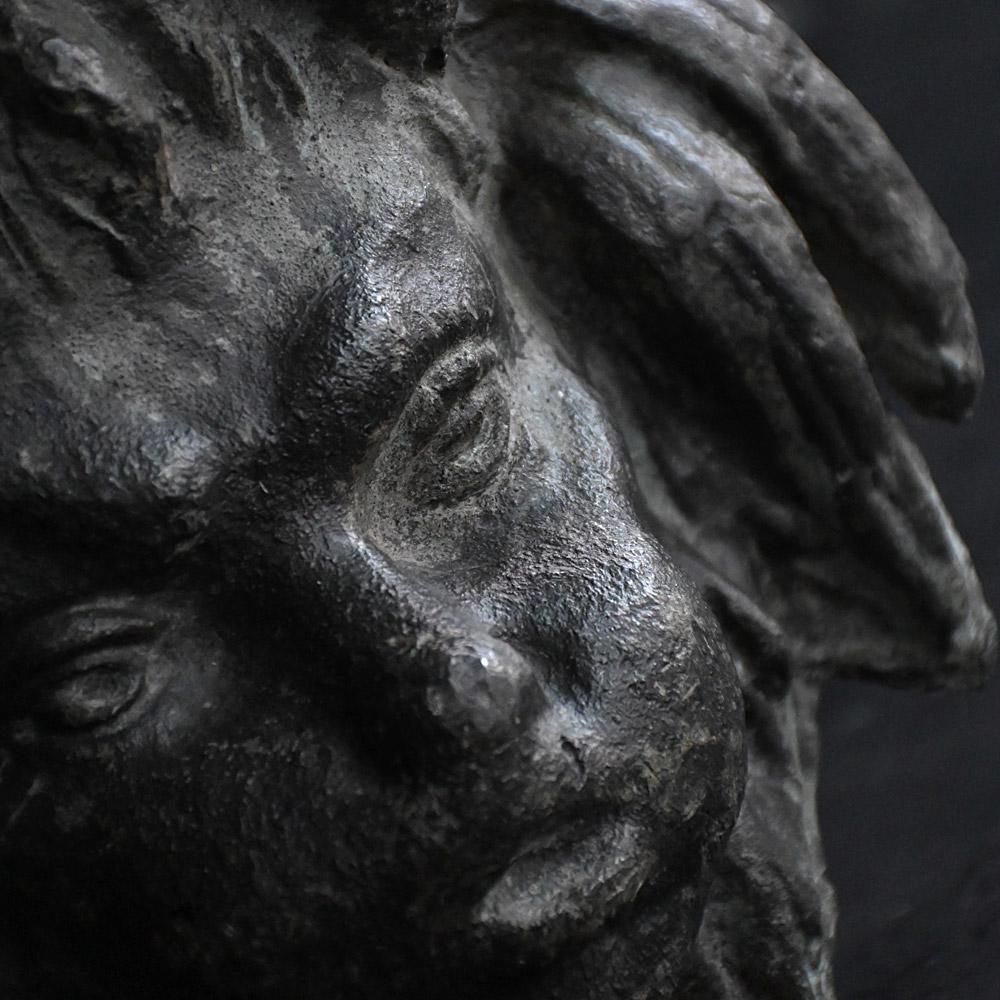 Fragmento de cara de plomo de arte popular inglés del siglo XIX 

Fechado en la segunda mitad del siglo XIX, este fragmento arquitectónico representa el rostro de una joven con el pelo trenzado. Es muy probable que formara parte de una especie de