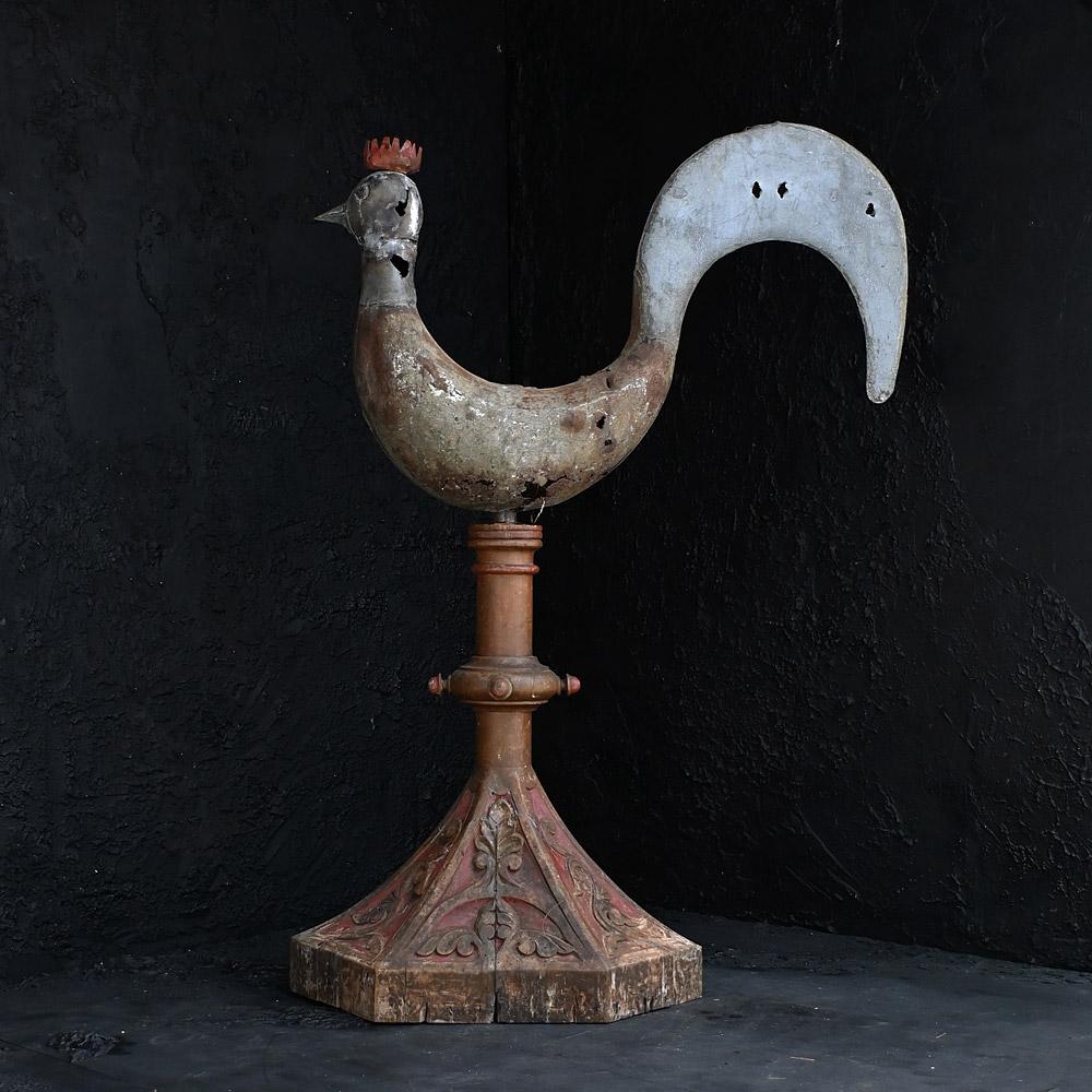 Veleta de metal de arte popular inglés del siglo XIX 
Esta veleta de arte popular inglés en forma de gallo, muy decorativa y desmontable de su soporte de iglesia tallado a mano del siglo XIX, sigue en pie y orgullosa después de todos estos años.