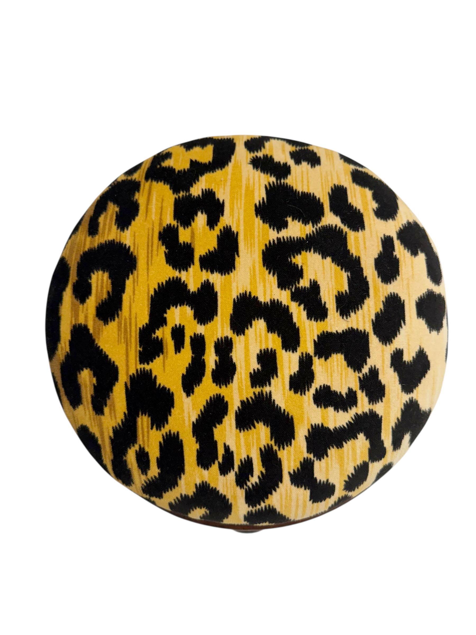 Reposapiés inglés del siglo XIX con terciopelo de leopardo Clarence House Inglés en venta