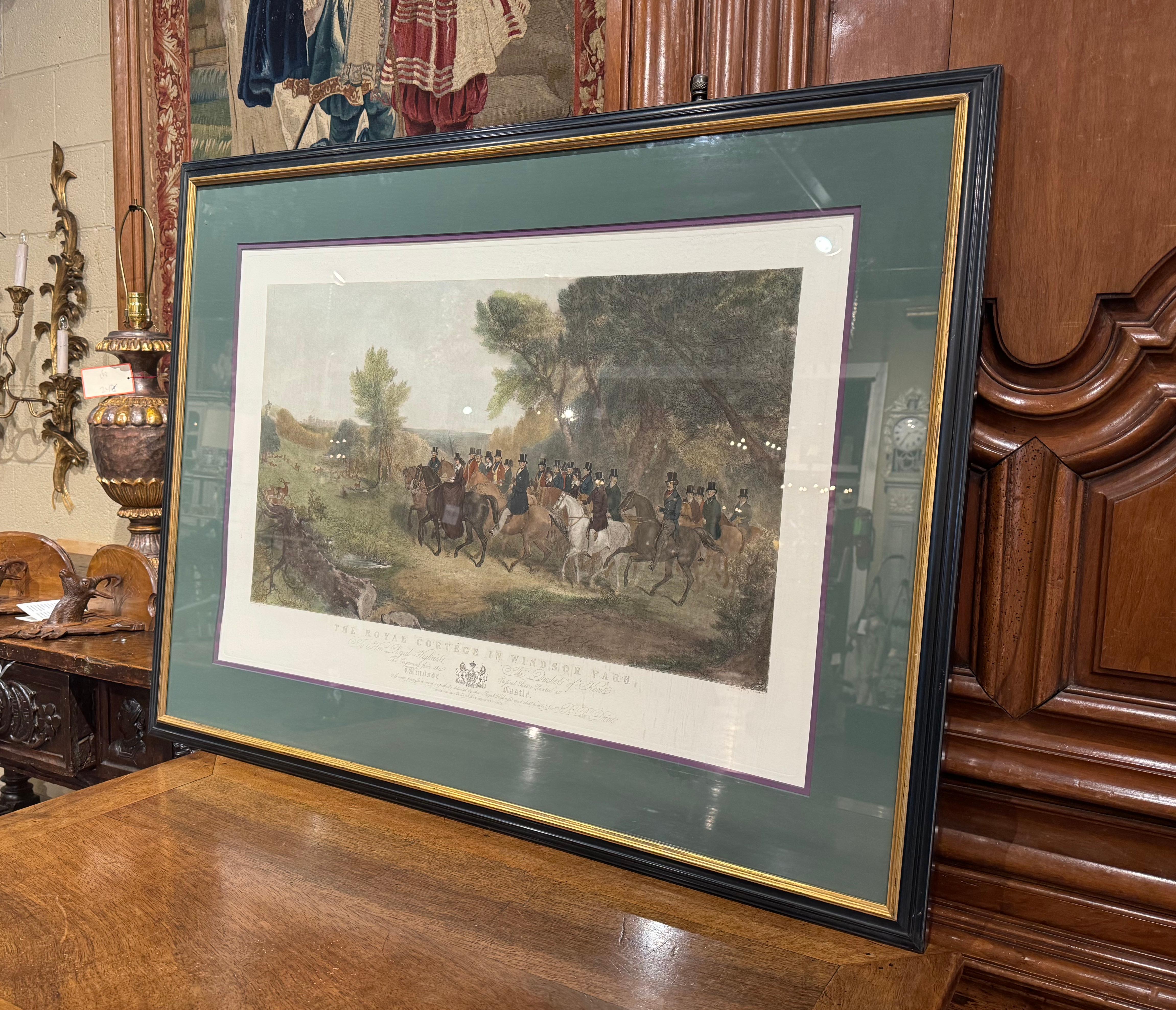 Decora un ranch o una casa di caccia con questo elegante acquerello antico incorniciato. Realizzata in Inghilterra intorno al 1950 e inserita in una cornice di legno, la stampa raffigura una scena con un gruppo di cavalieri a cavallo, probabilmente