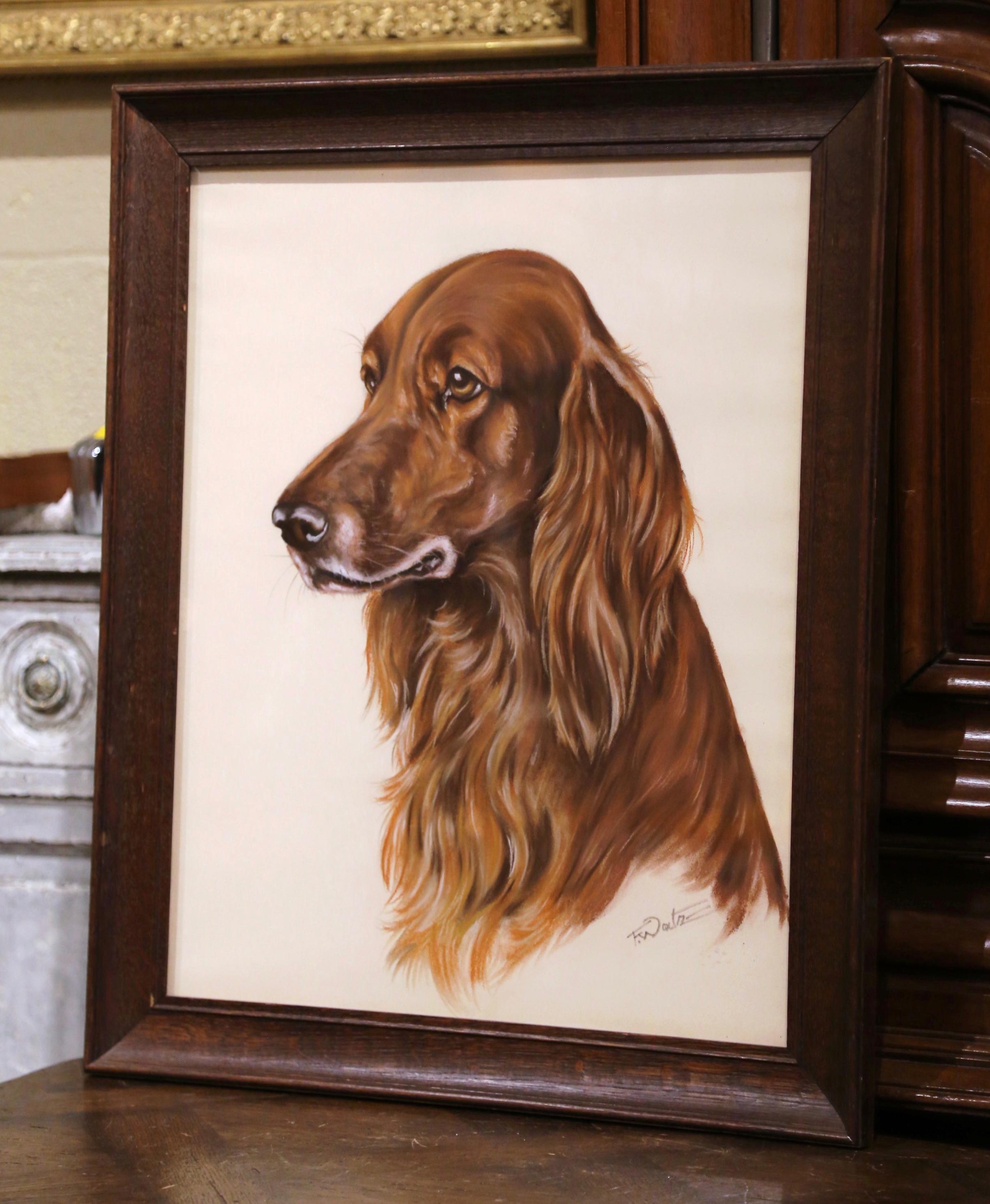 Decora un ufficio o una tana con questo elegante quadro pastello di cane incorniciato. Creato in Inghilterra intorno al 1880 e inserito nella cornice originale in quercia intagliata, il disegno raffigura un ritratto di un setter irlandese. L'opera è