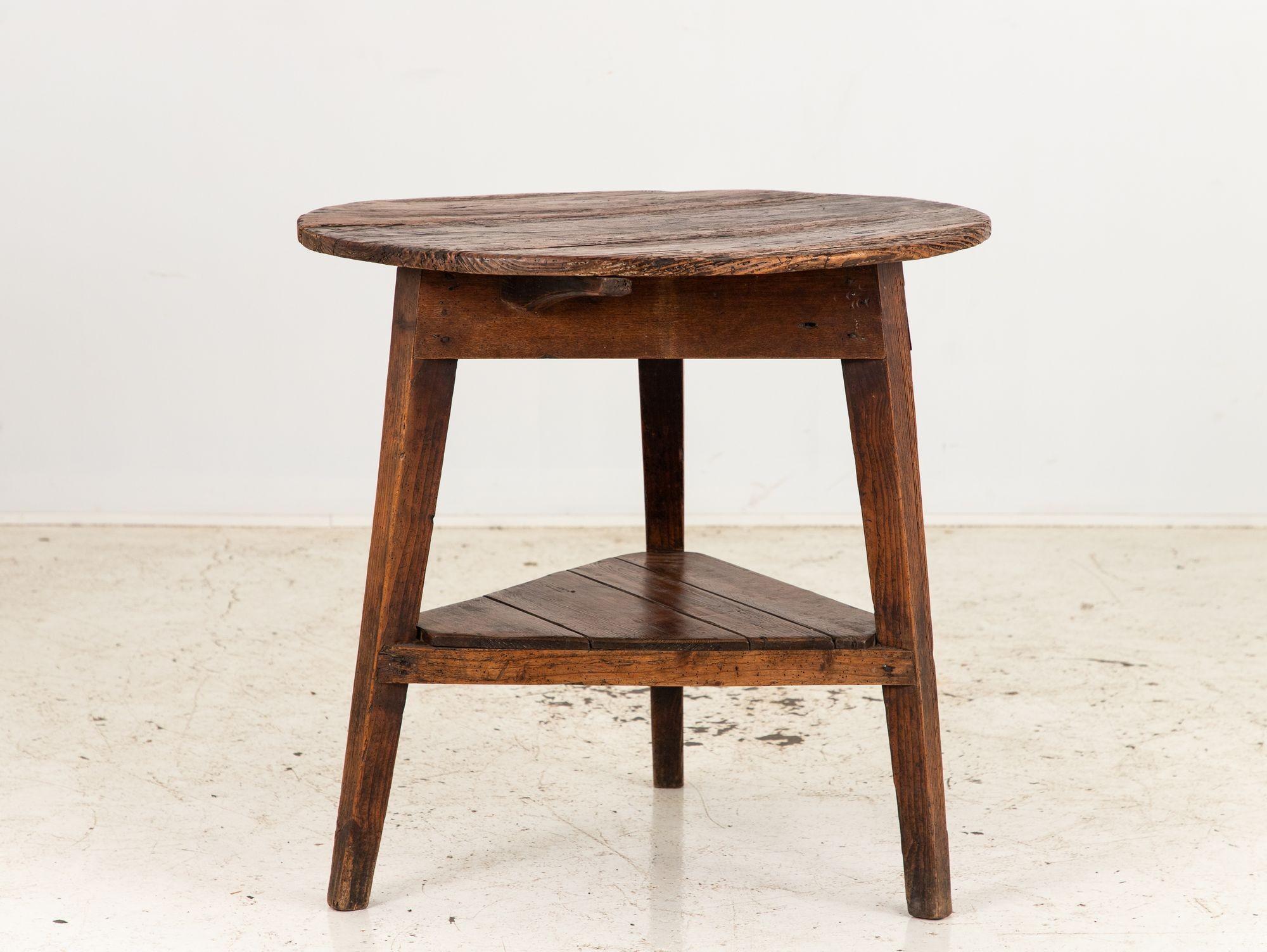 Anglais Table de pub anglaise du 19ème siècle en bois fruitier en vente