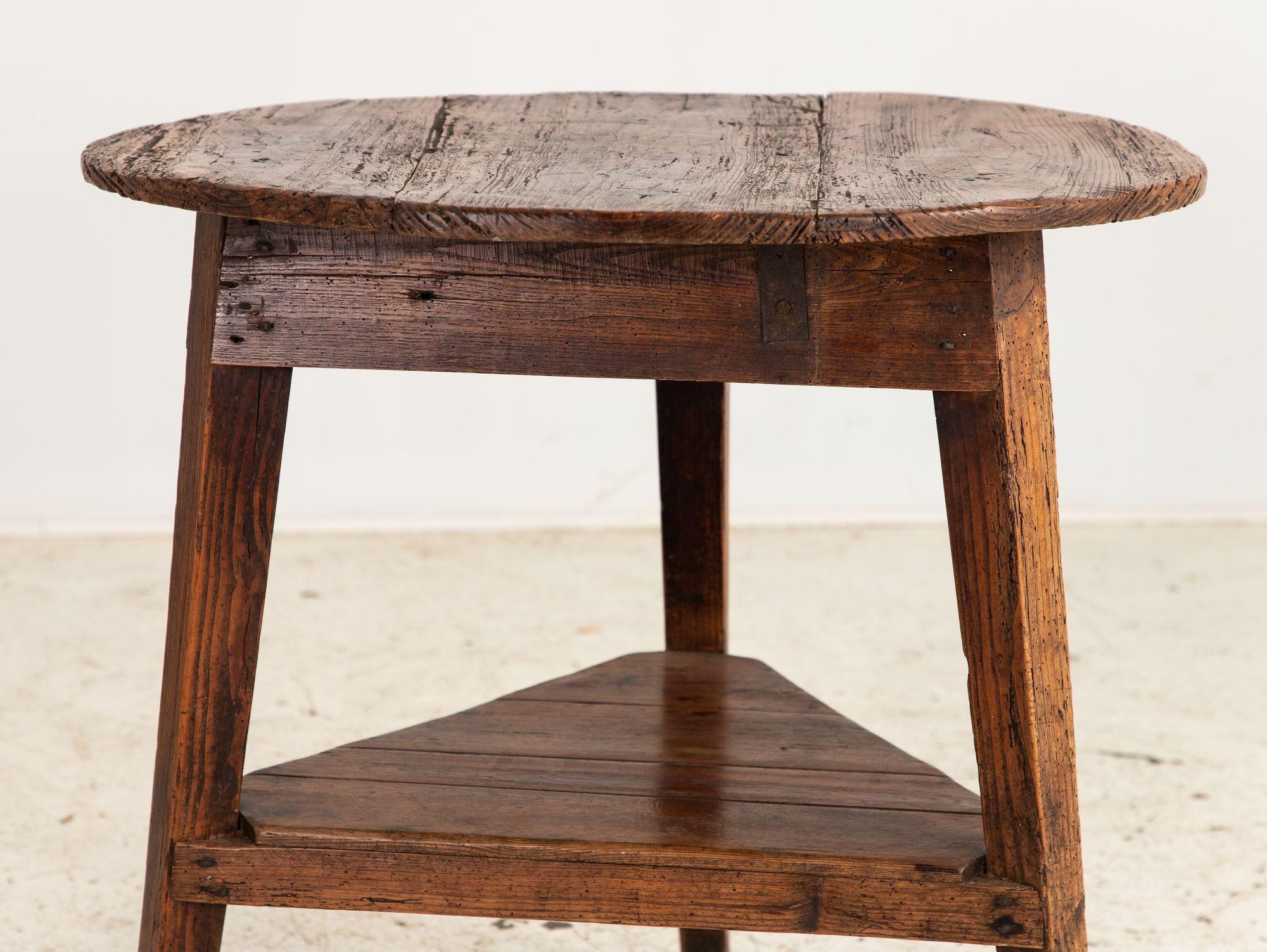 Table de pub anglaise du 19ème siècle en bois fruitier en vente 1
