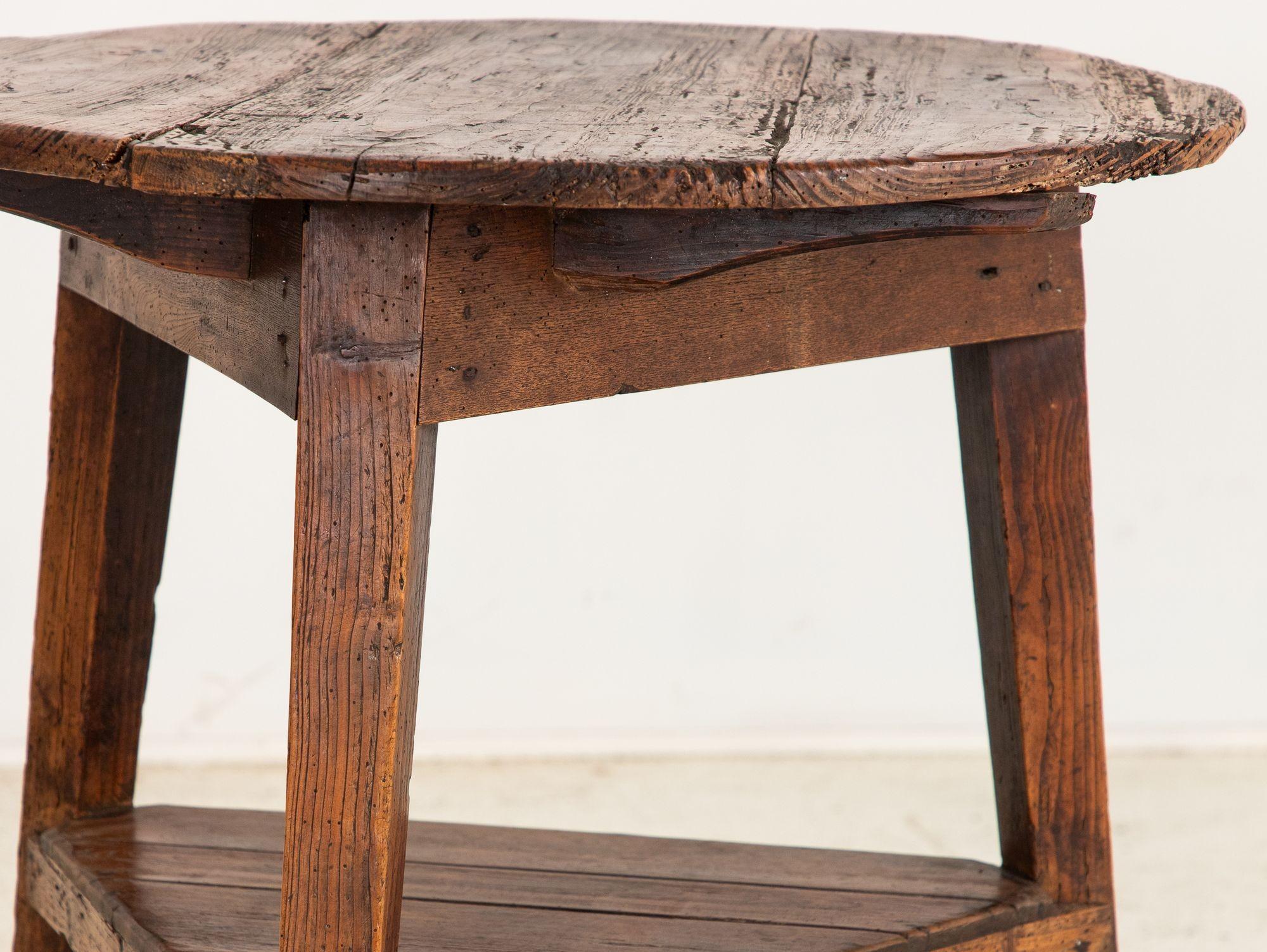 Table de pub anglaise du 19ème siècle en bois fruitier en vente 2