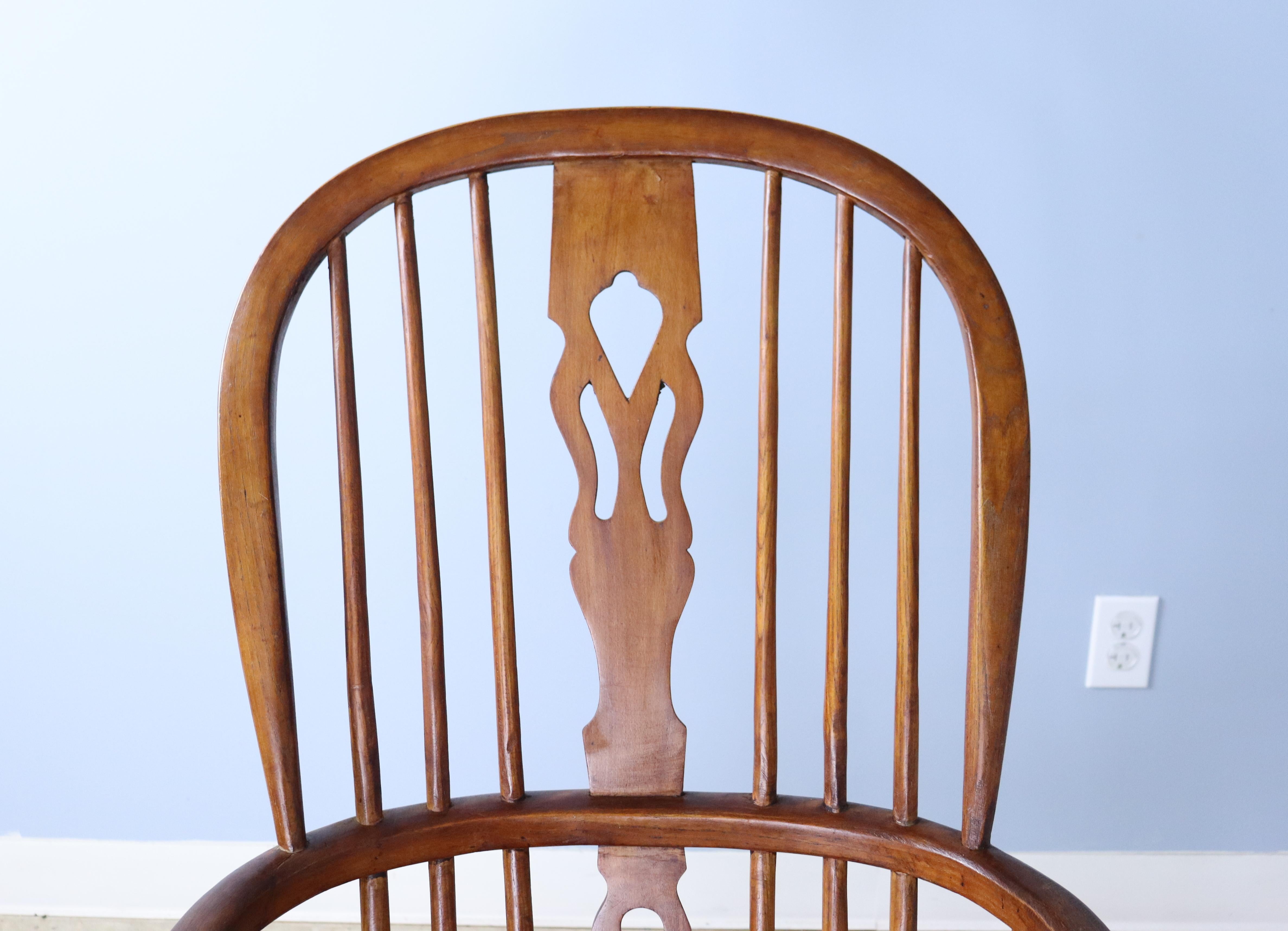 Englischer Windsor-Stuhl aus Obstholz des 19. Jahrhunderts, Fiddleback-Splat im Zustand „Gut“ im Angebot in Port Chester, NY