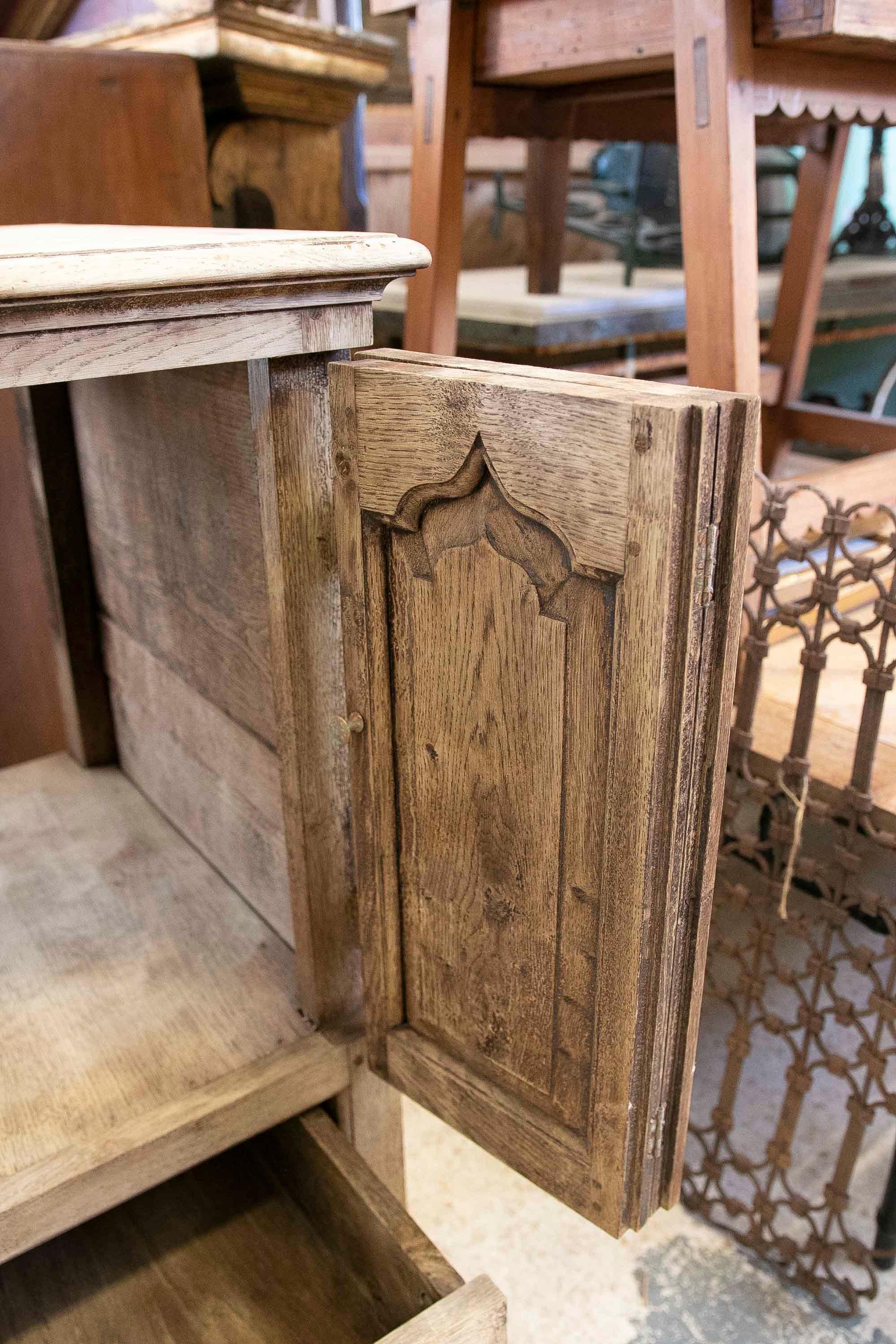 Englische Möbel des 19. Jahrhunderts mit Türen und Schublade in der Farbgebung des Holzes im Angebot 11