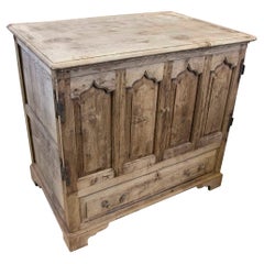 Meuble anglais du 19e siècle avec portes et tiroir dans le ton de son Wood