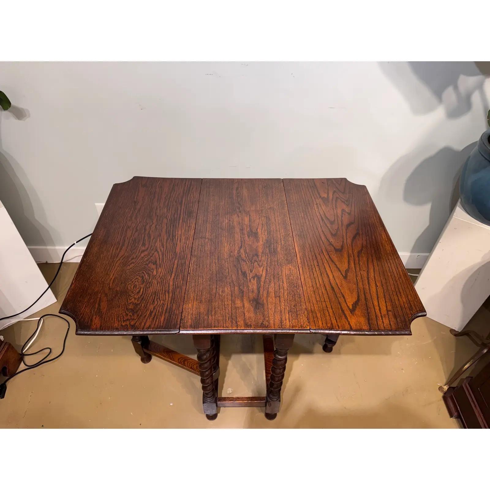 Table d'appoint en chêne de proportions moyennes, d'époque Queen Anne, vers 1910. Avec un plateau de forme oblongue, des feuilles tombantes de chaque côté, soutenues par un seul pied de porte. Tiroir simple avec poignée en laiton à une extrémité de