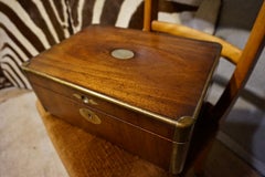 Scatola per gioielli da campagna in mogano e ottone di un gentiluomo inglese del XIX secolo