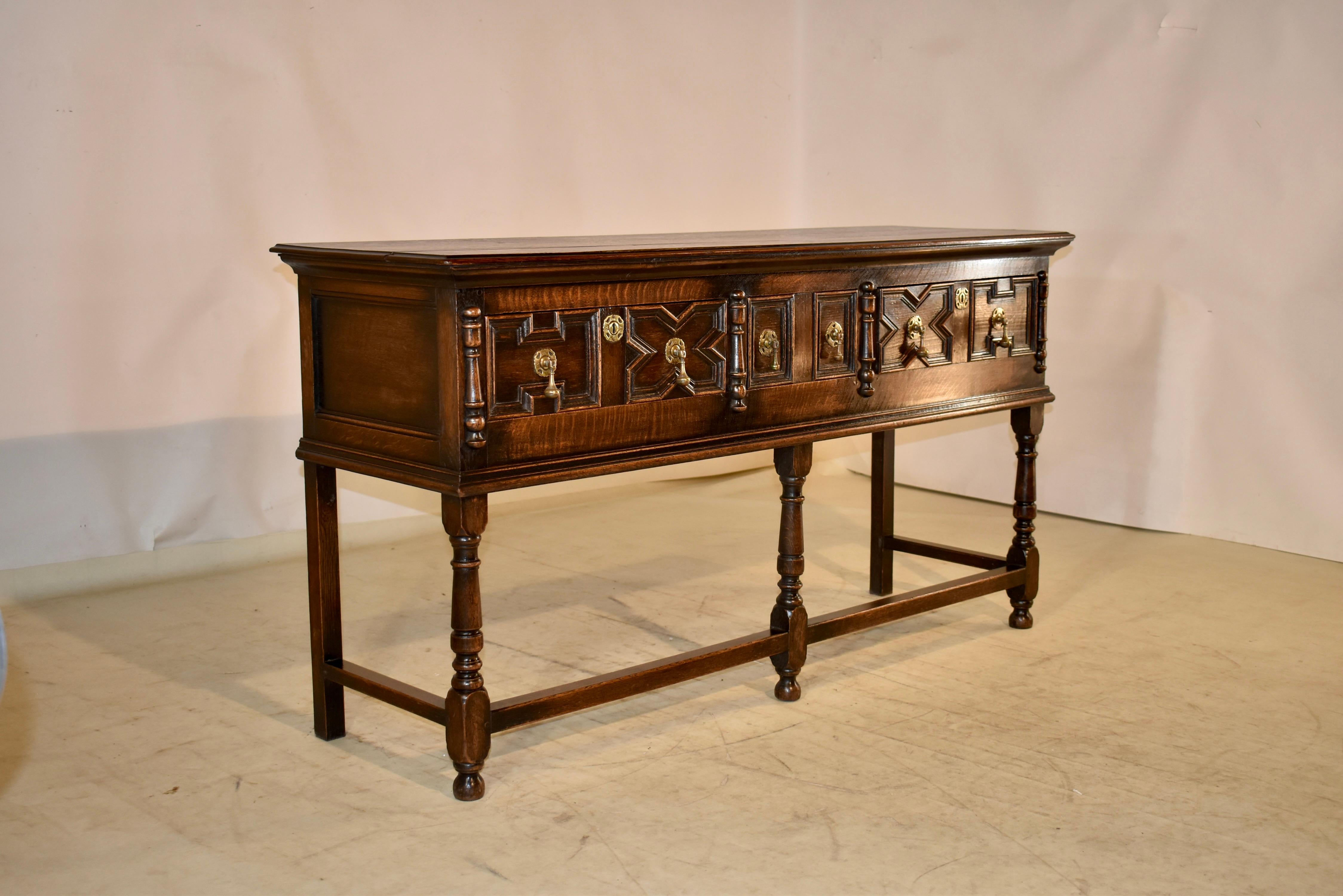 Englisches geometrisches Sideboard aus dem 19. Jahrhundert (Eichenholz) im Angebot